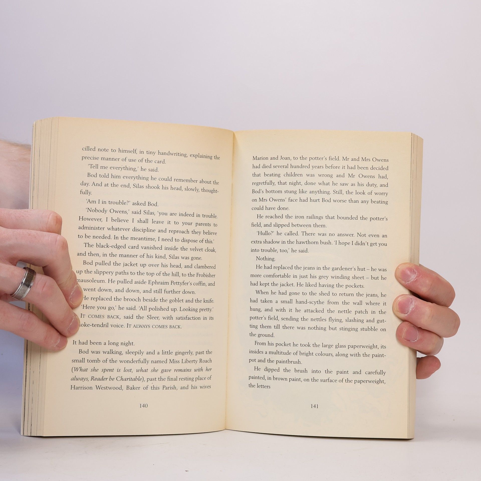 Neil Gaiman The Graveyard Book: Export Edition