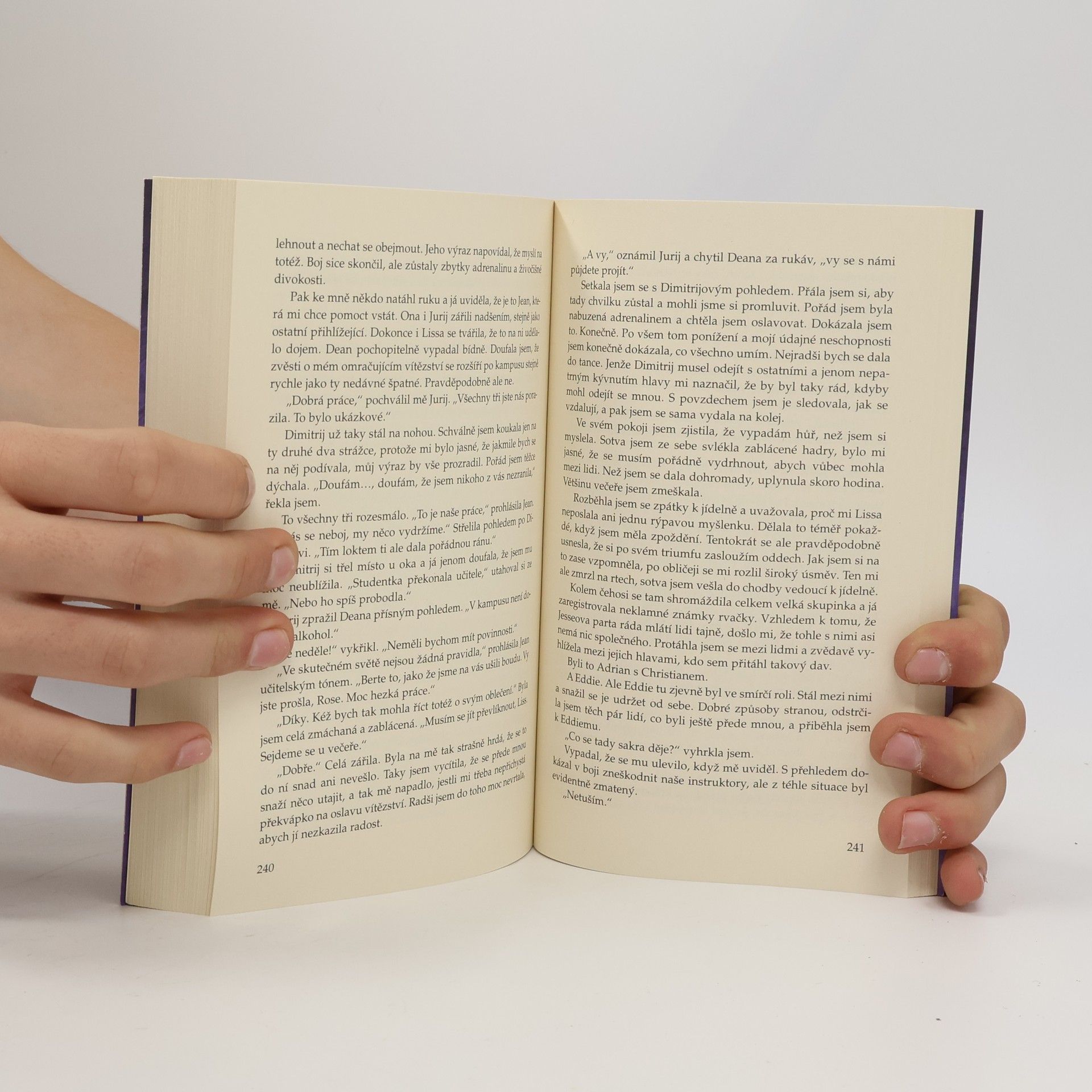 Richelle Mead Vampýrská akademie 3: Stínem políbená.