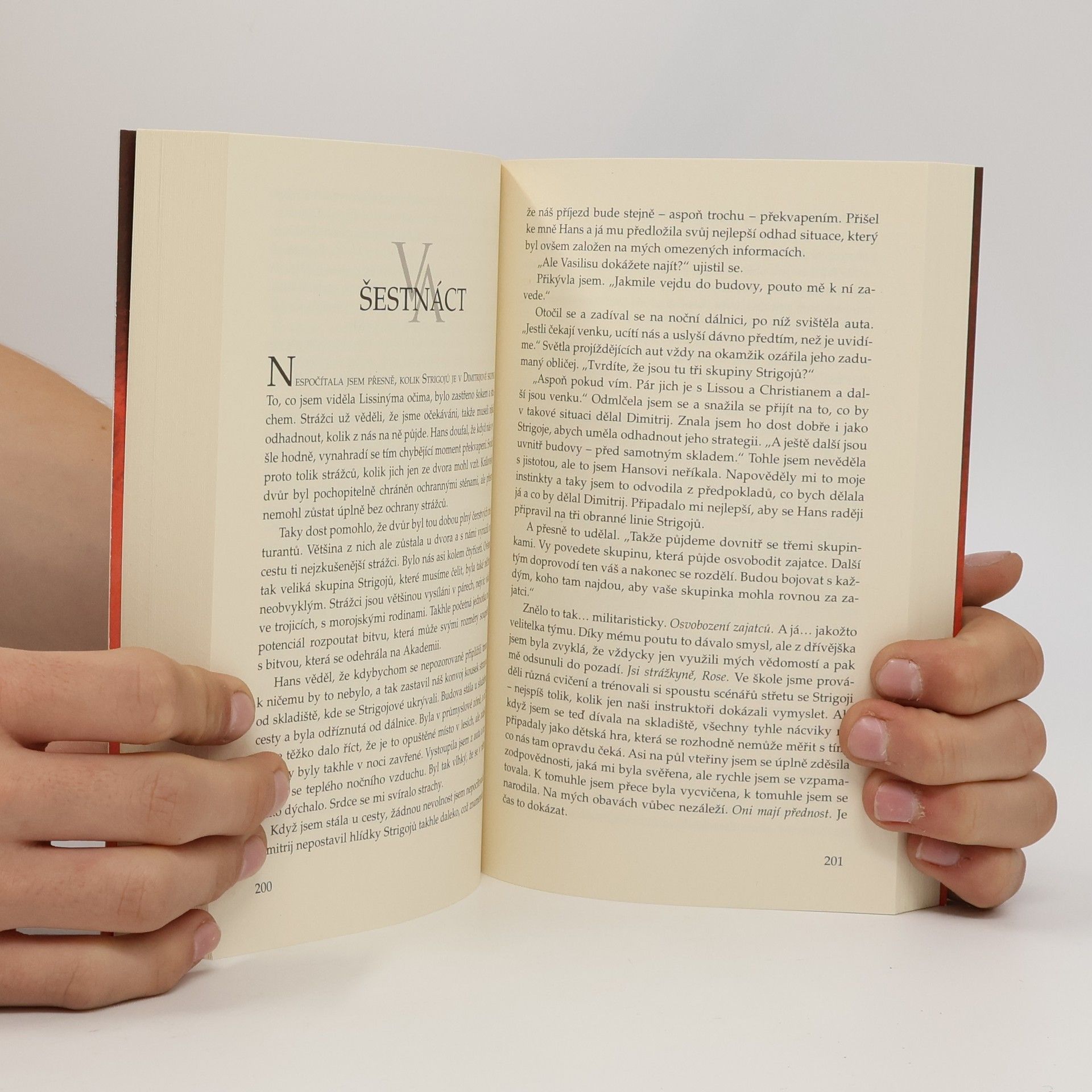 Richelle Mead Vampýrská akademie 5: Spoutáni magií