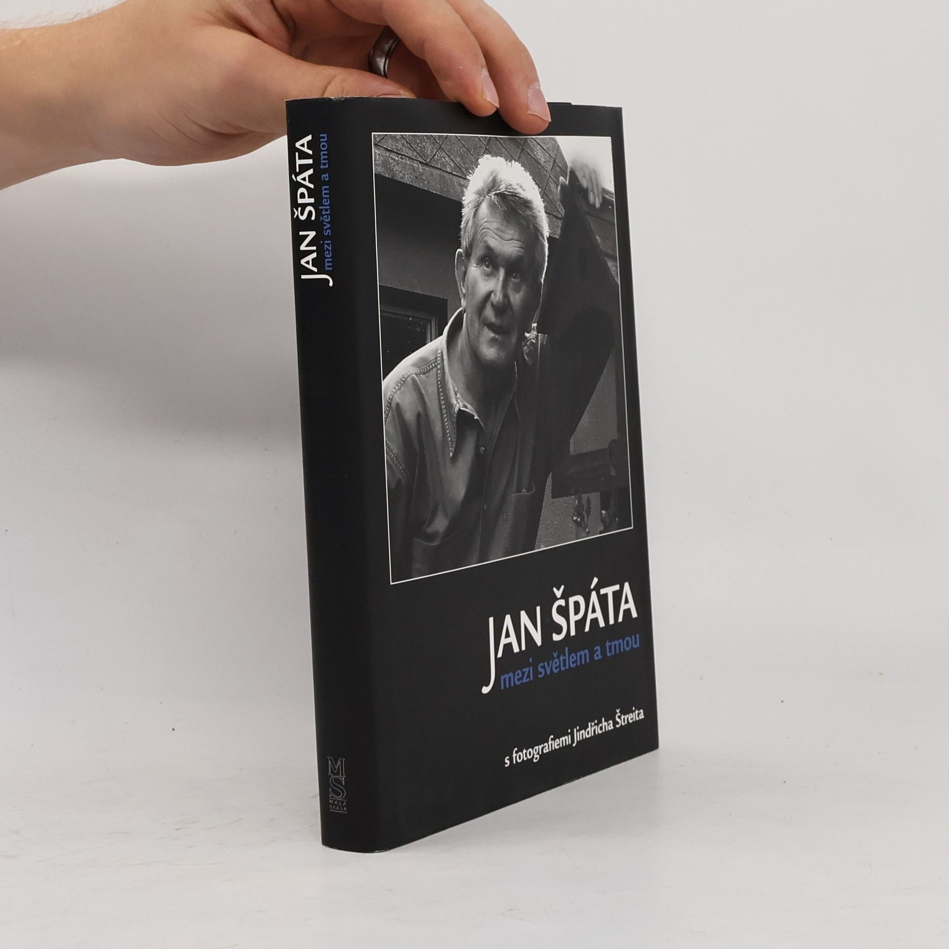Jan Špáta Jan Špáta mezi světlem a tmou: Sloupky a fejetony s fotografiemi Jindřicha Štreita
