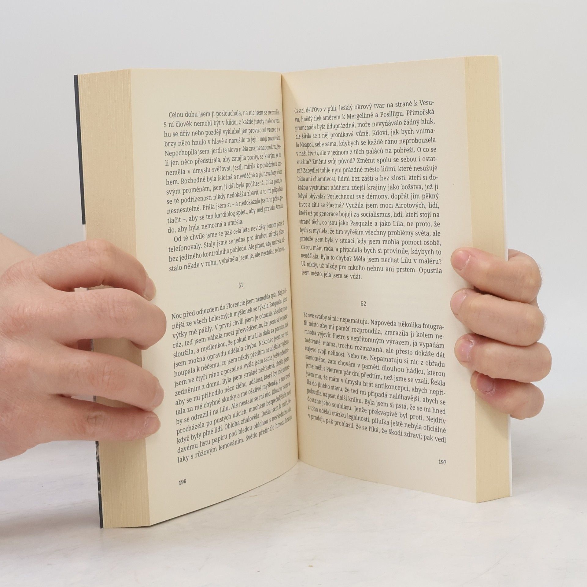 Elena Ferrante Geniální přítelkyně 3. Příběh těch, co odcházejí, a těch, kteří zůstanou