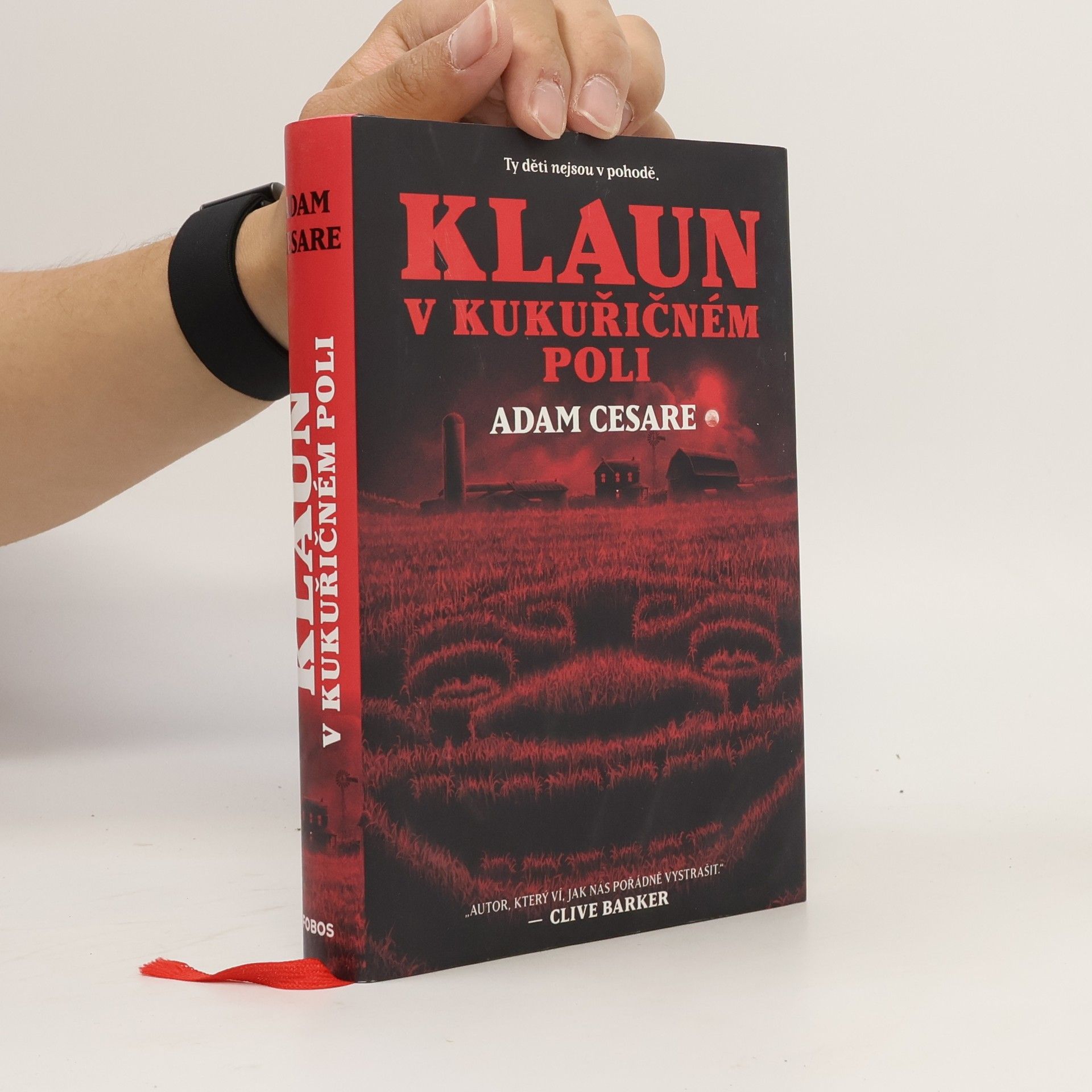 Adam Cesare Klaun v kukuřičném poli