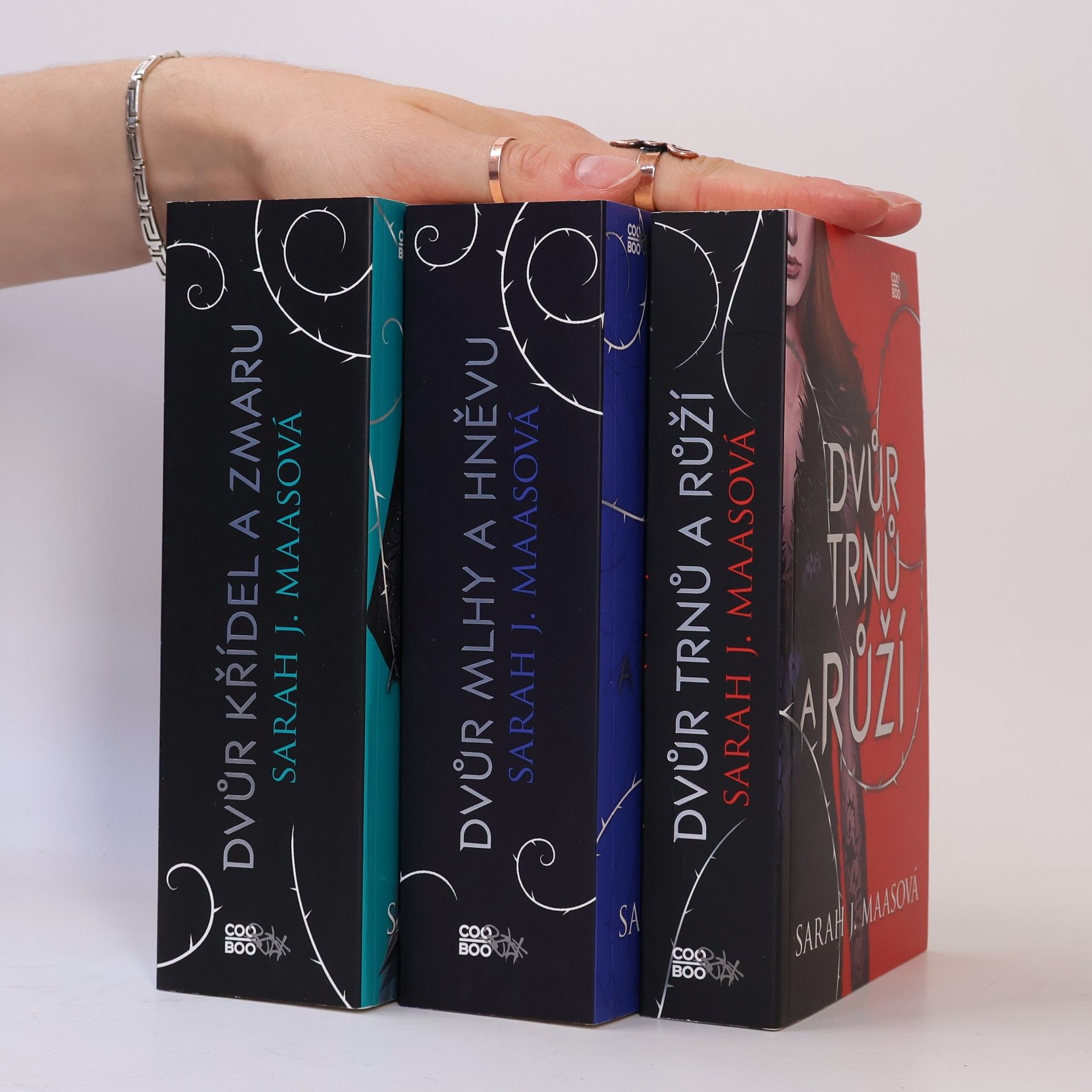 Sarah J. Maas Dvůr trnů a růží 1-3