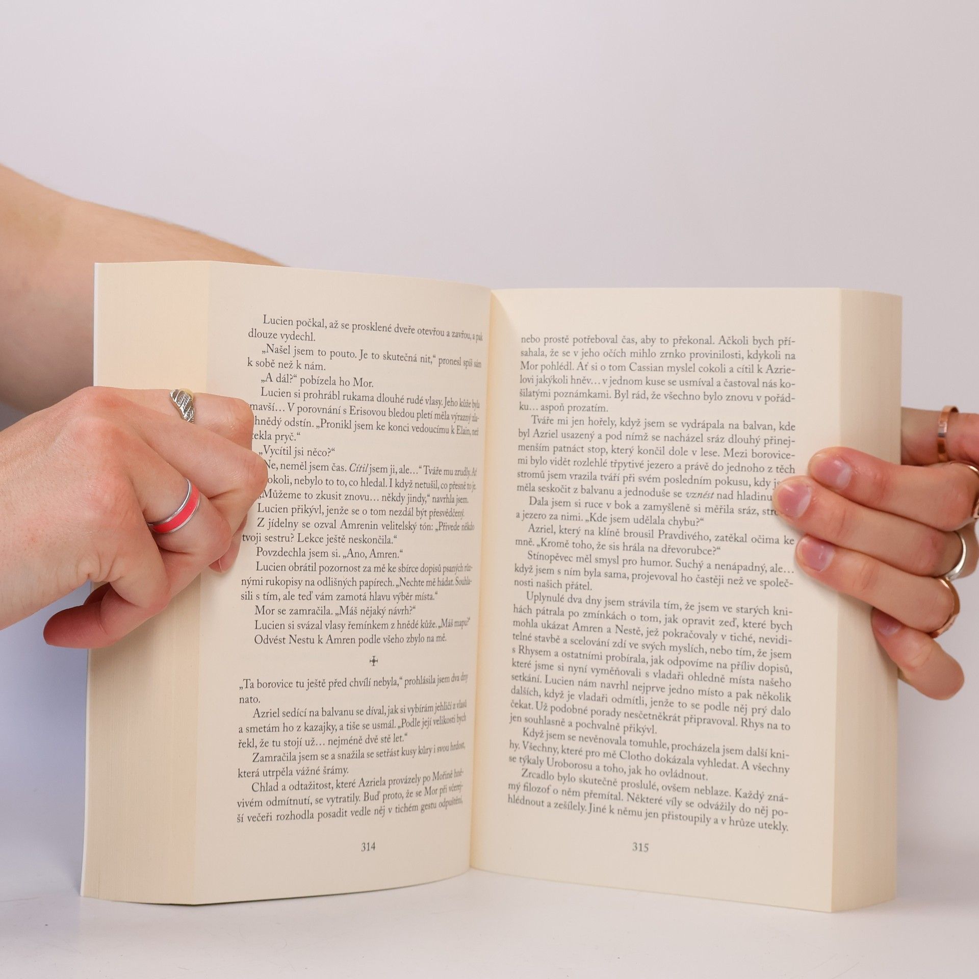 Sarah J. Maas Dvůr trnů a růží 1-3