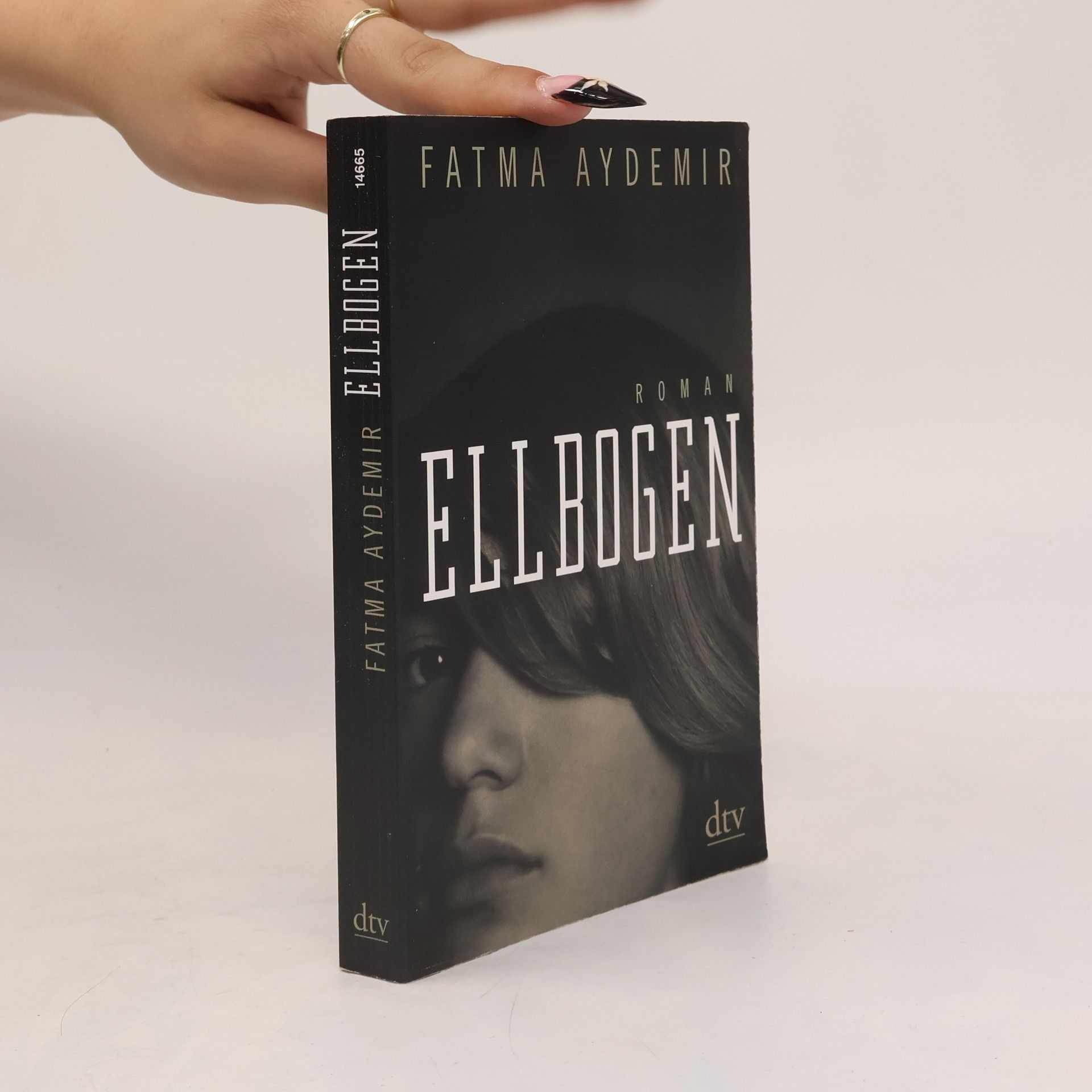 Fatma Aydemir Ellbogen