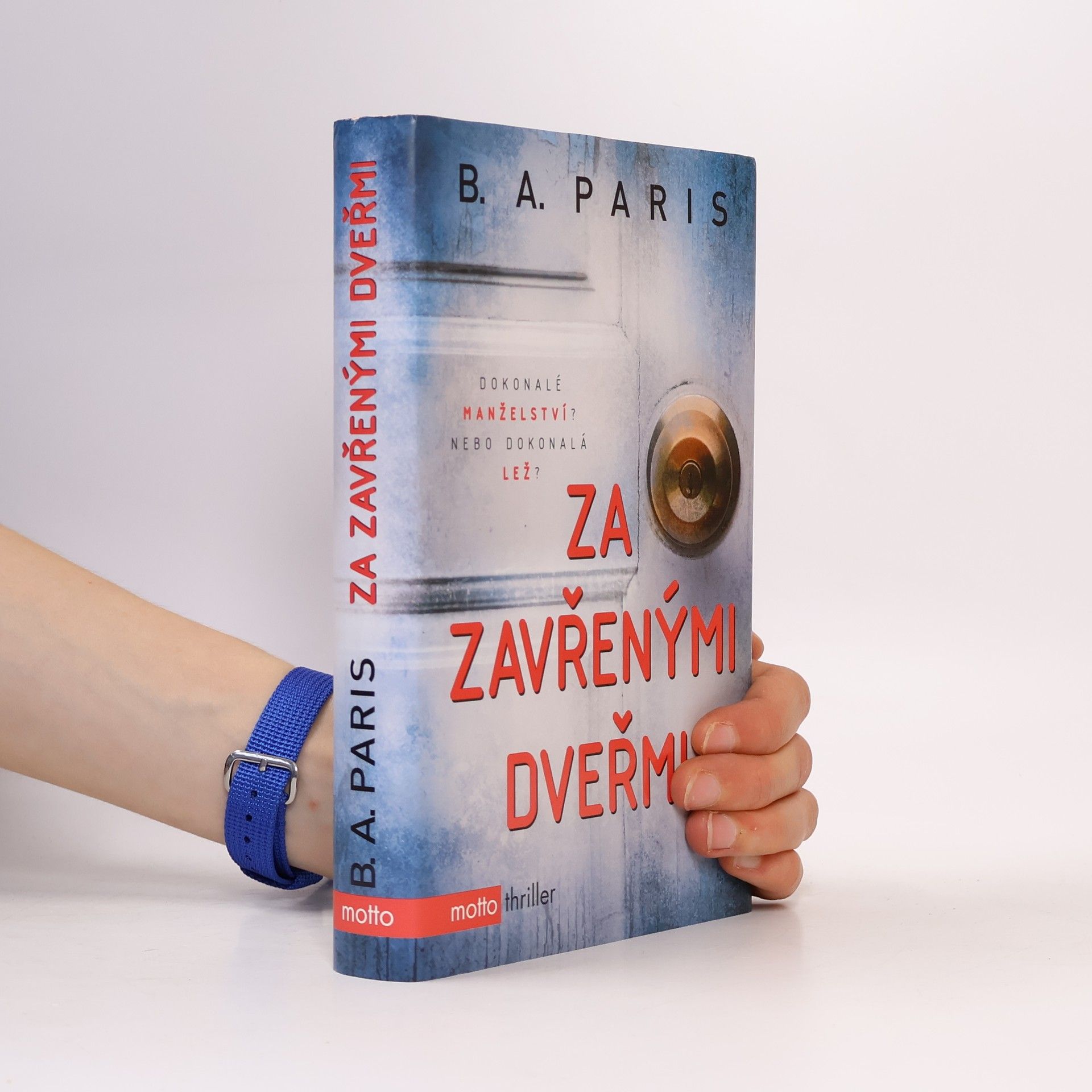 B. A. Paris Za zavřenými dveřmi