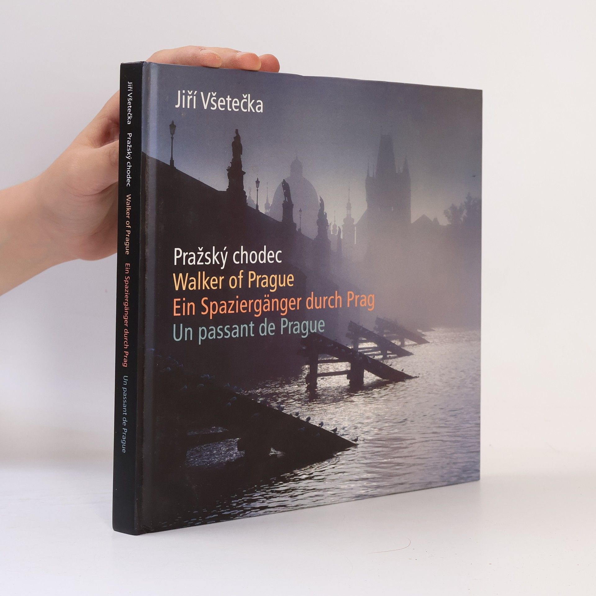 Jiří Všetečka Pražský chodec. Walker of Prague. Ein Spaziergänger durch Prag. Un passant de Prague