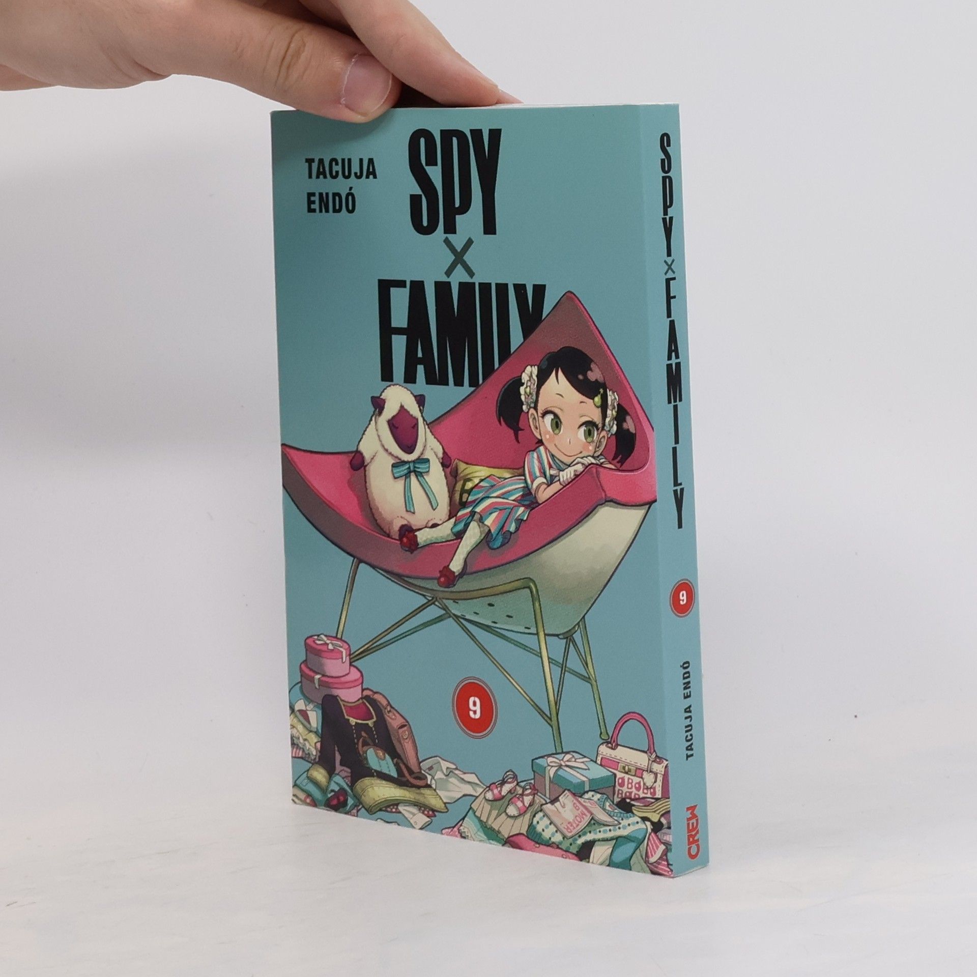 Tacuja Endó Spy x Family. 9