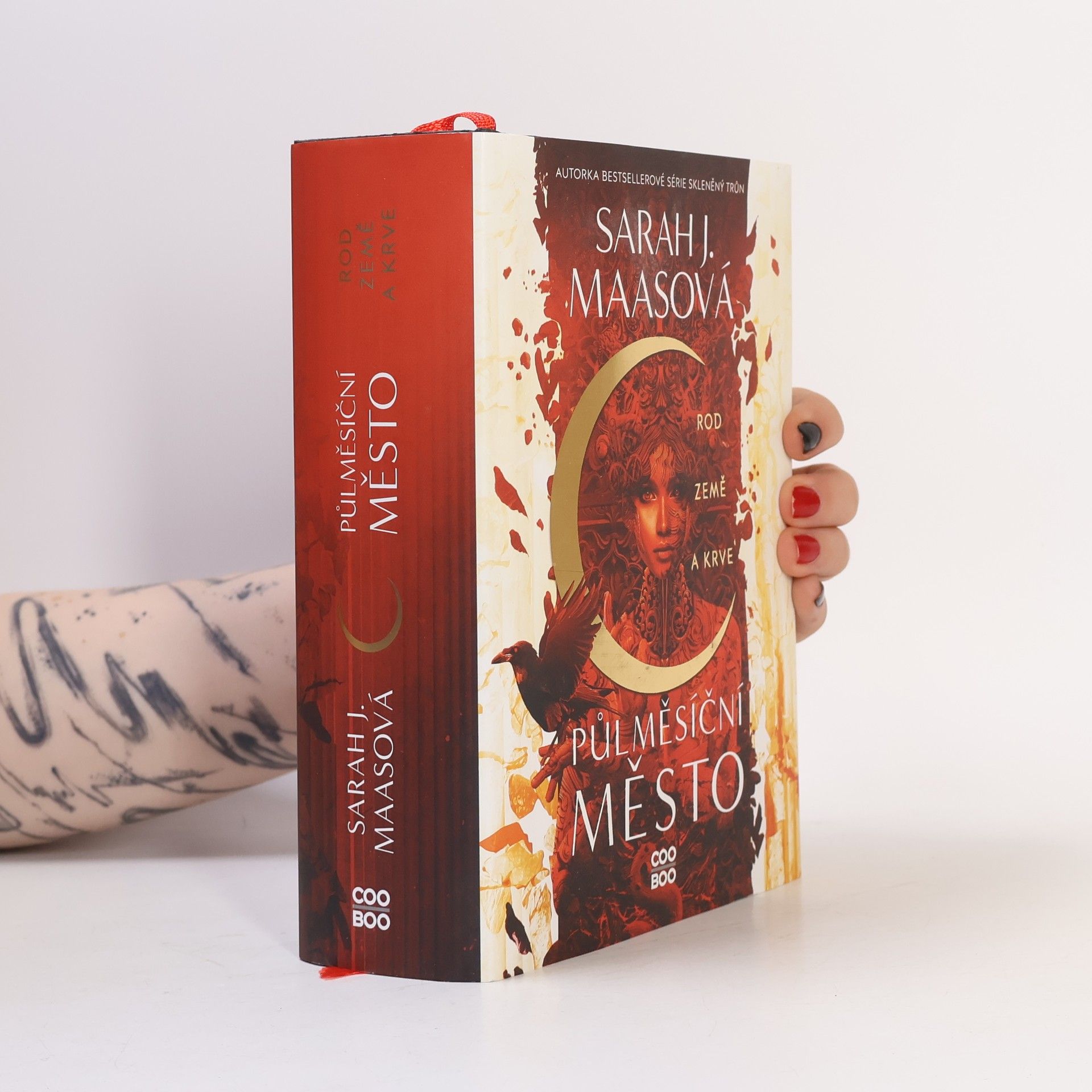 Sarah J. Maas Půlměsíční město. Rod země a krve