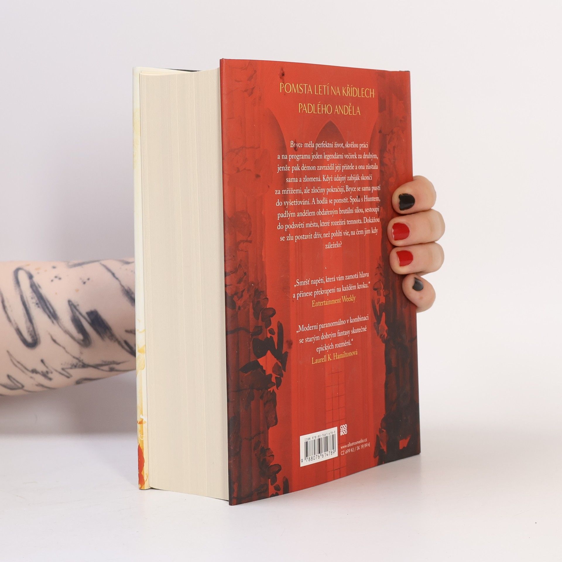Sarah J. Maas Půlměsíční město. Rod země a krve