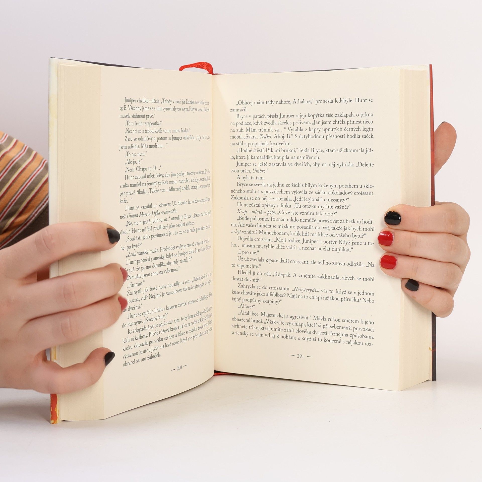Sarah J. Maas Půlměsíční město. Rod země a krve