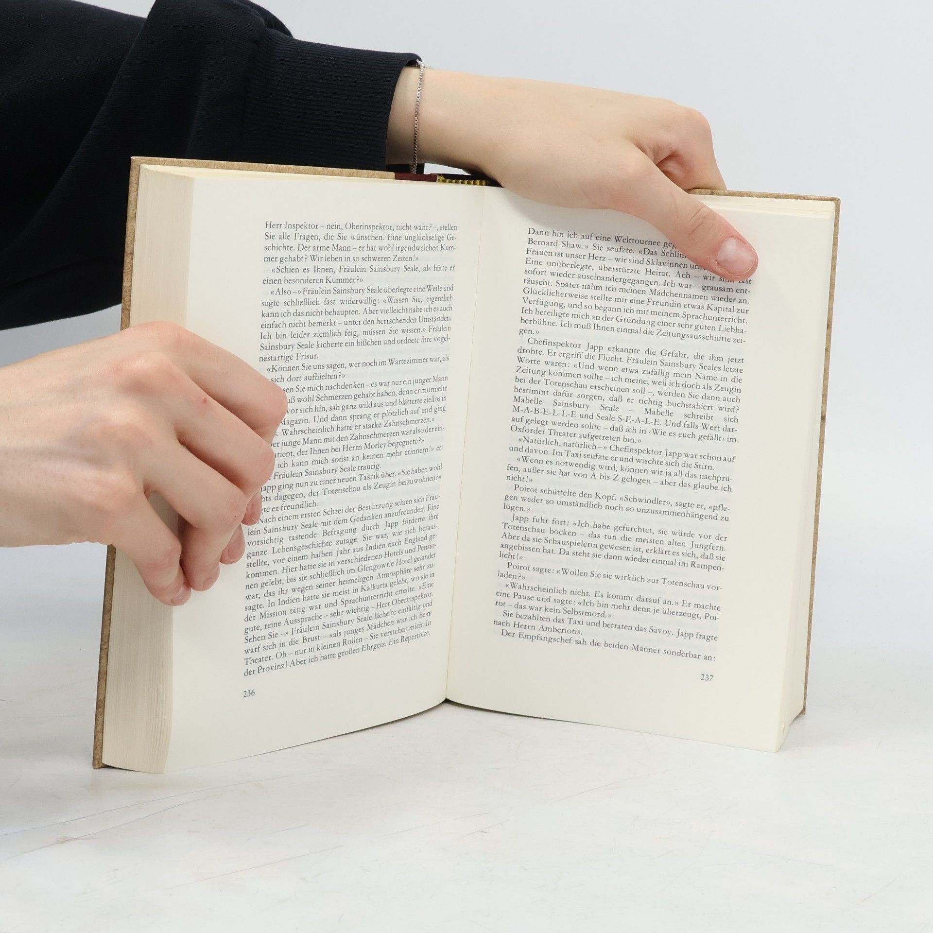 Agatha Christie Die kriminalromane von Agatha Christie, Band 2: Mit offenen Karten, Das Geheimnis der Schnallenschuhe, Mord in Mesopotamien (3 Bücher in 1 Band)