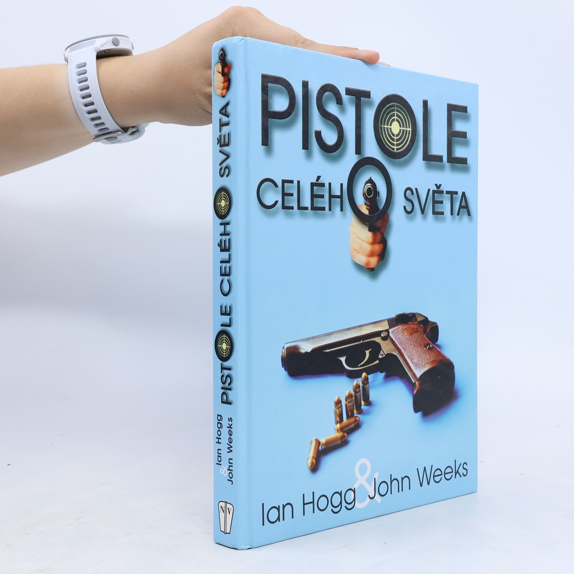 Ian Hogg Pistole celého světa