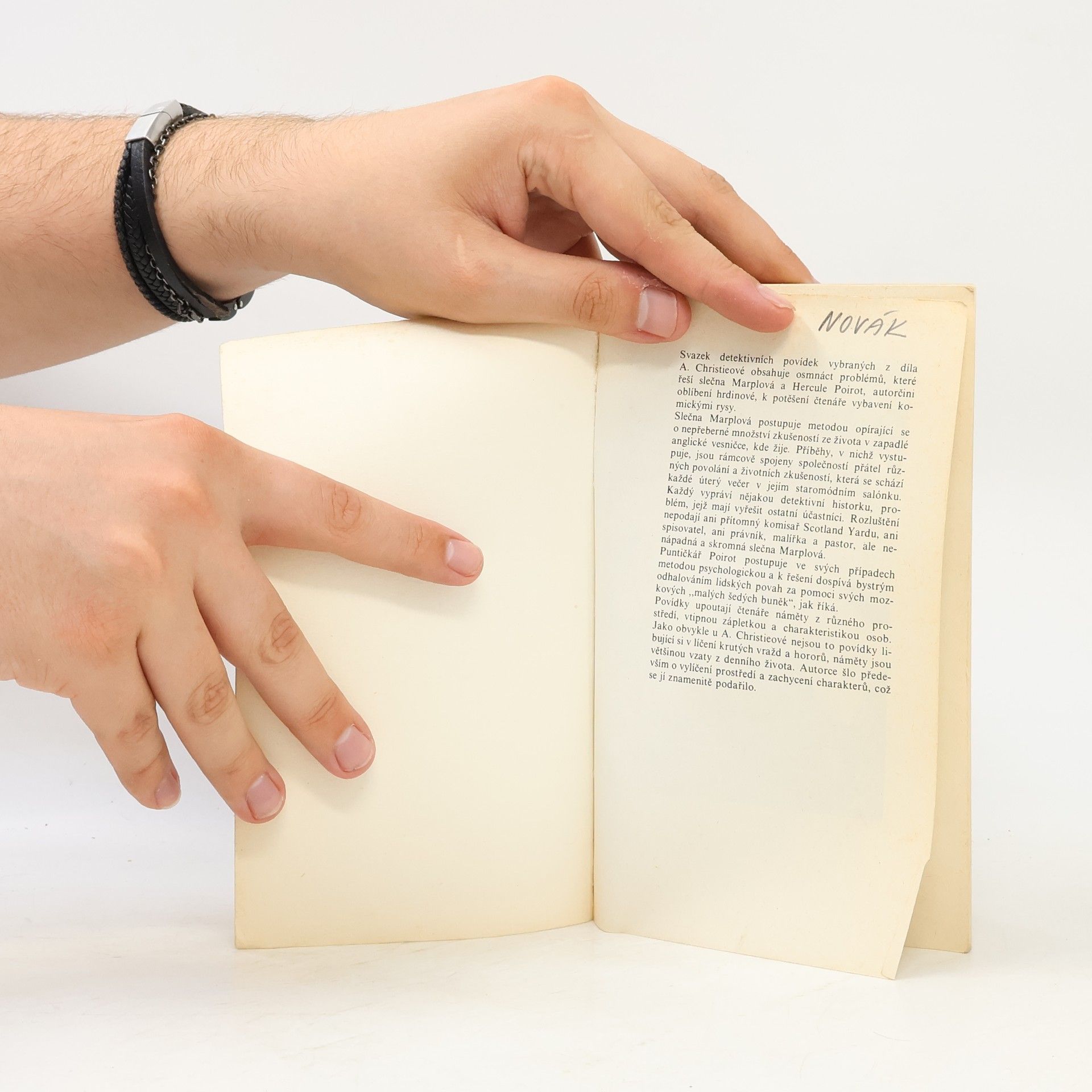 Agatha Christie 18 oříšků k rozlousknutí