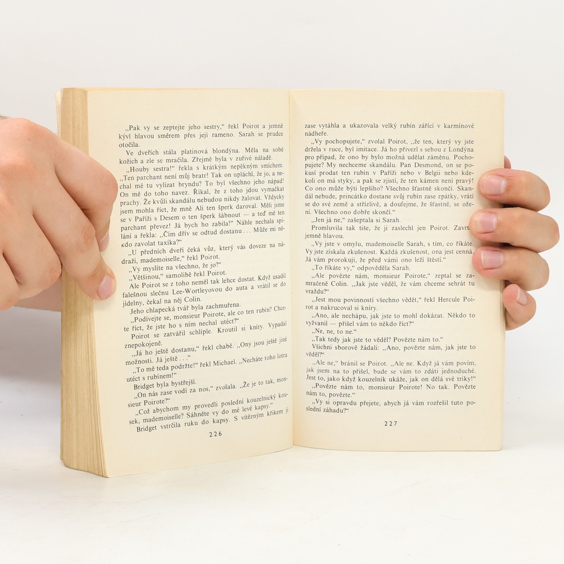Agatha Christie 18 oříšků k rozlousknutí