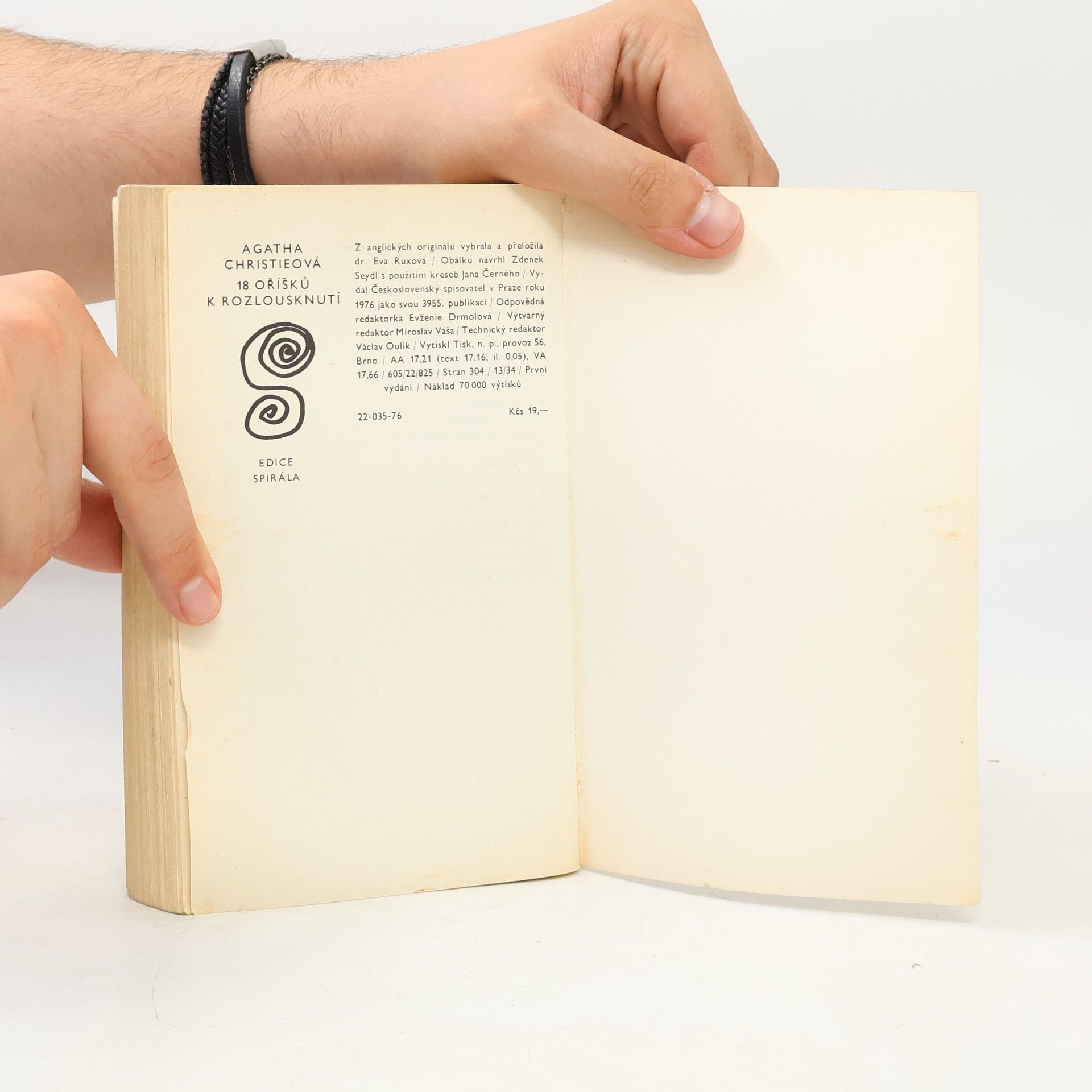 Agatha Christie 18 oříšků k rozlousknutí