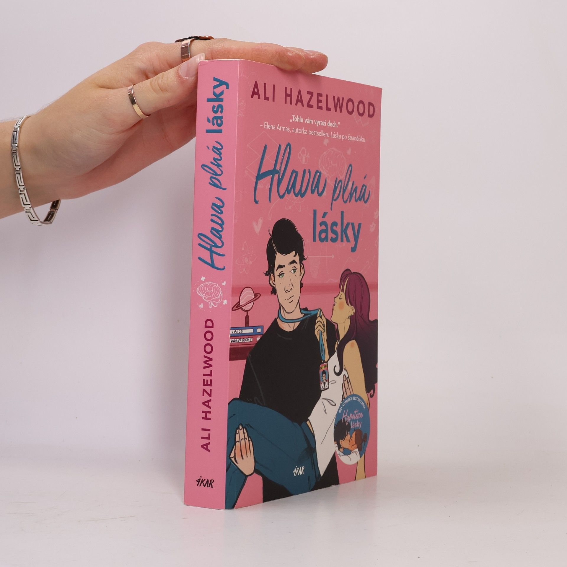 Ali Hazelwood Hlava plná lásky