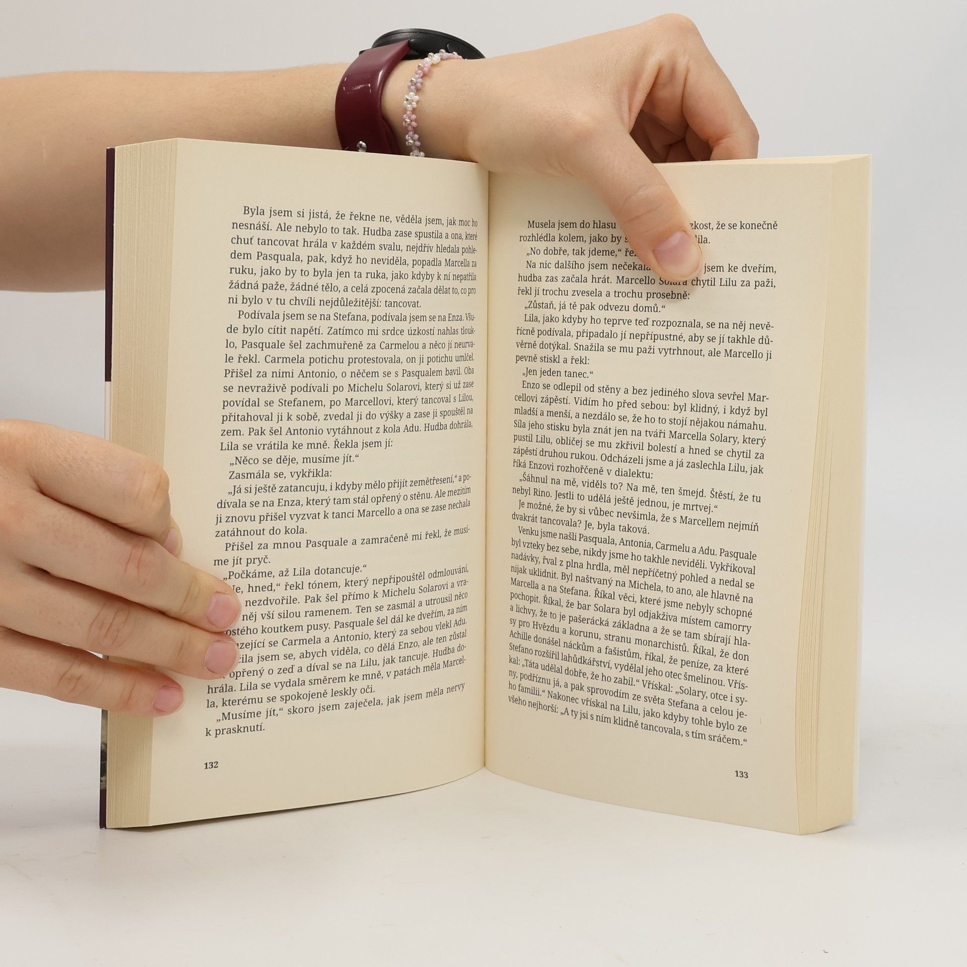 Elena Ferrante Geniální přítelkyně 1. Dětství a dospívání