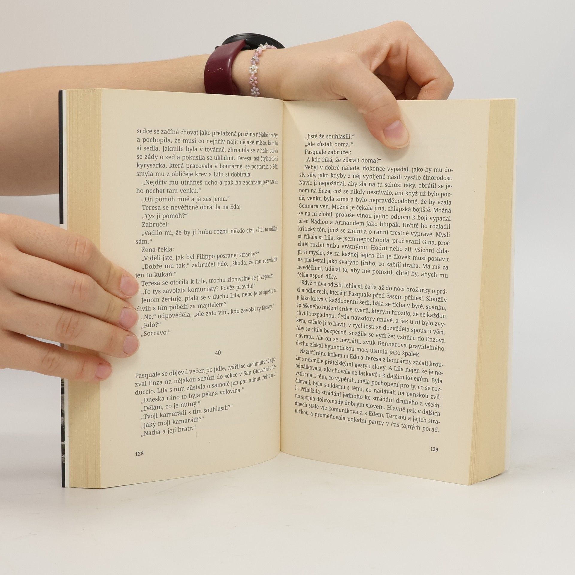 Elena Ferrante Geniální přítelkyně 3. Příběh těch, co odcházejí, a těch, kteří zůstanou