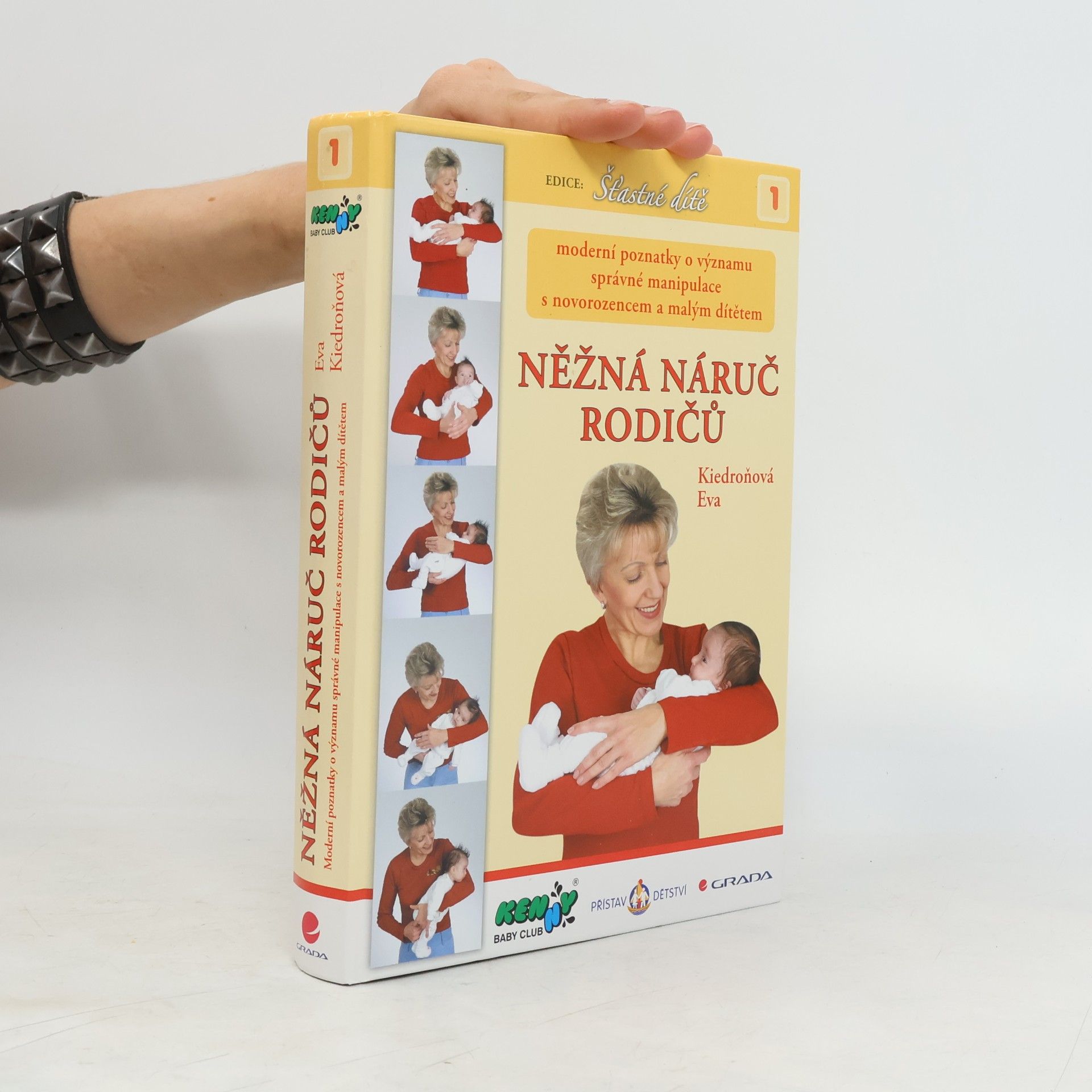 Něžná náruč rodičů
