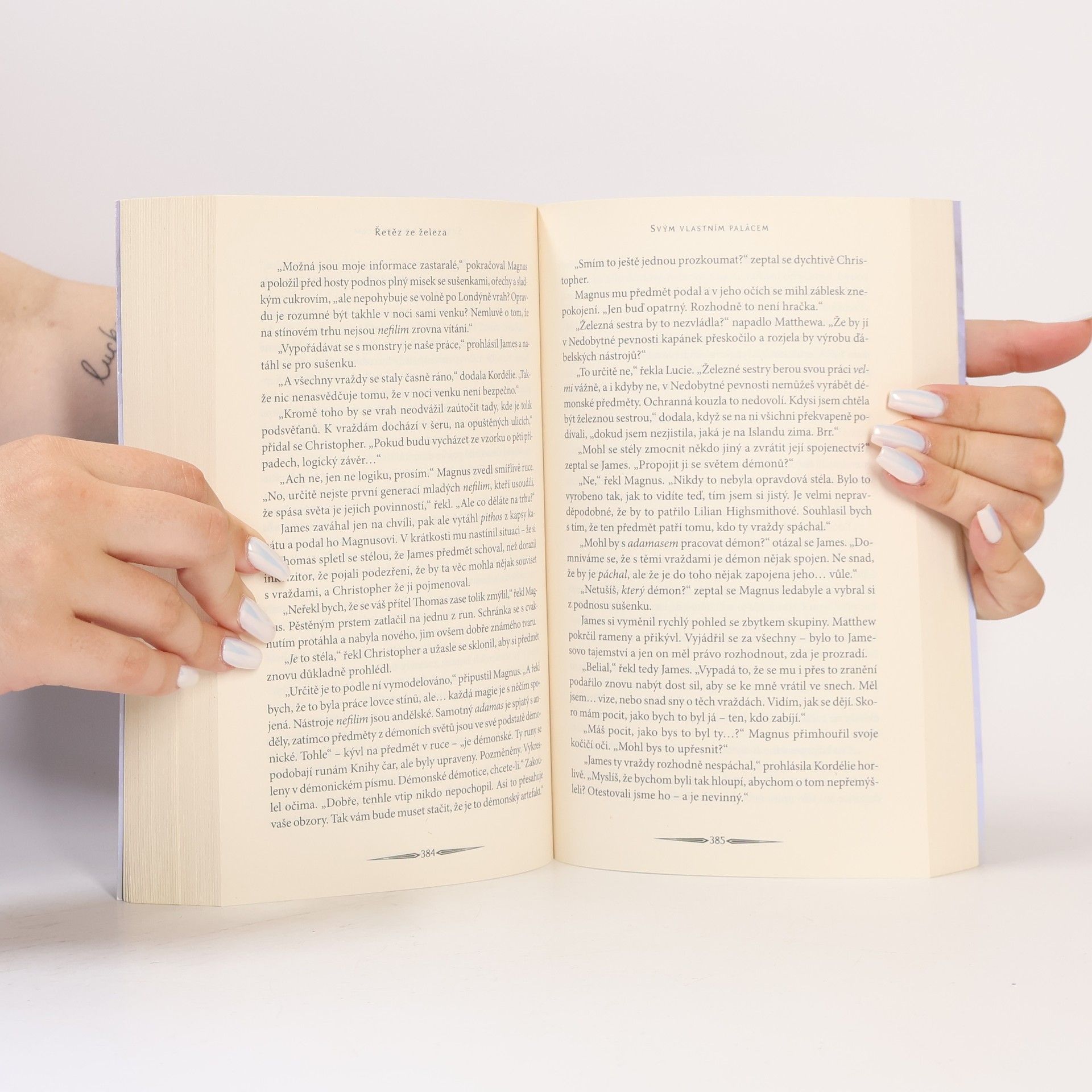 Cassandra Clare Poslední hodina. Kniha druhá, Řetěz ze železa