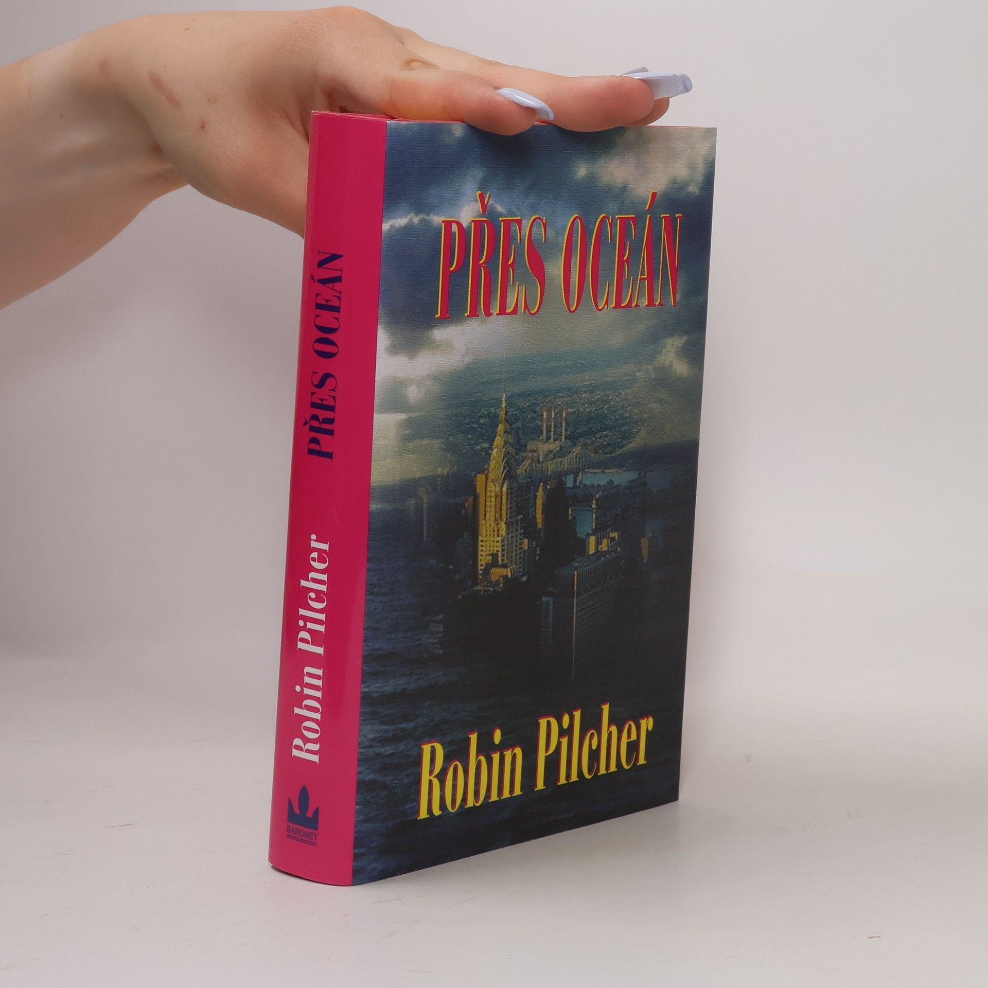 Robin Pilcher Přes oceán
