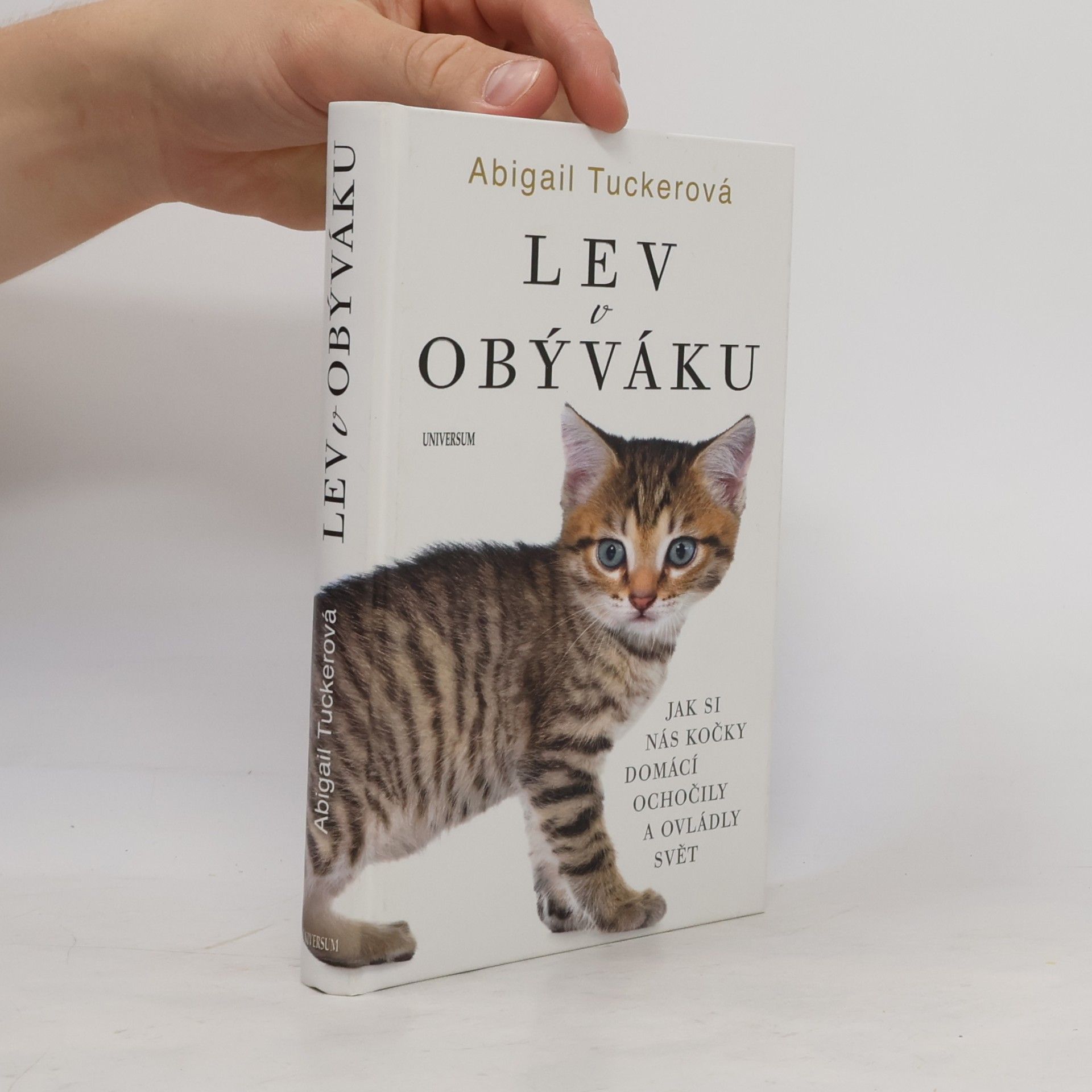 Abigail Tucker Lev v obýváku: Jak si nás kočky domácí ochočily a ovládly svět