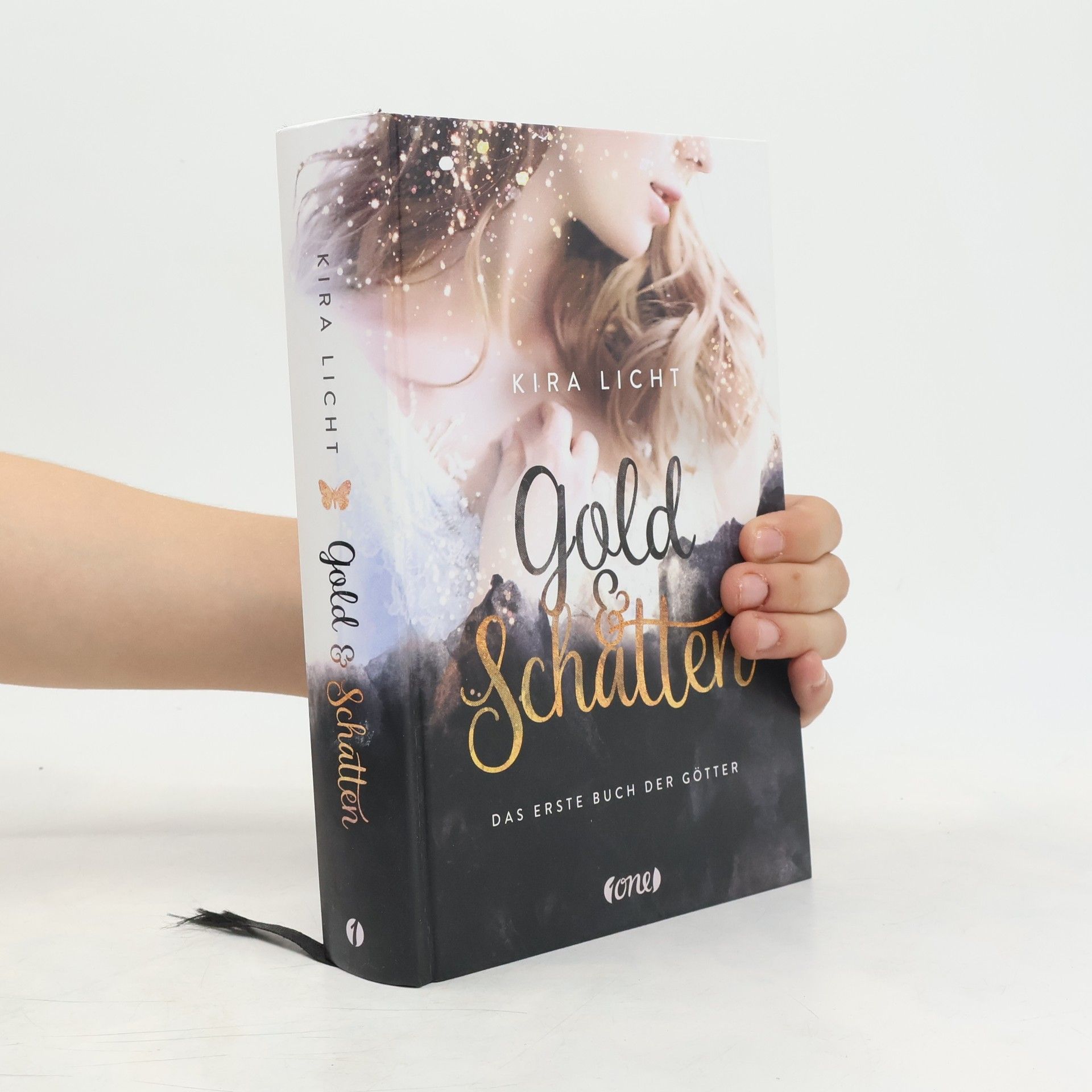 Kira Licht Gold und Schatten
