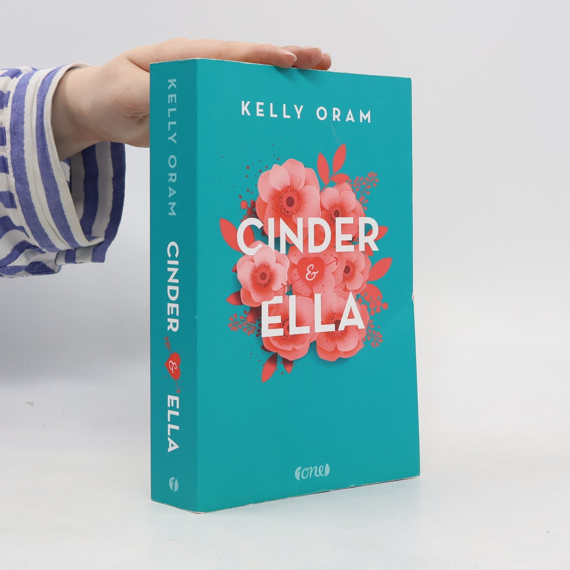 Kelly Oram Cinder & Ella 1