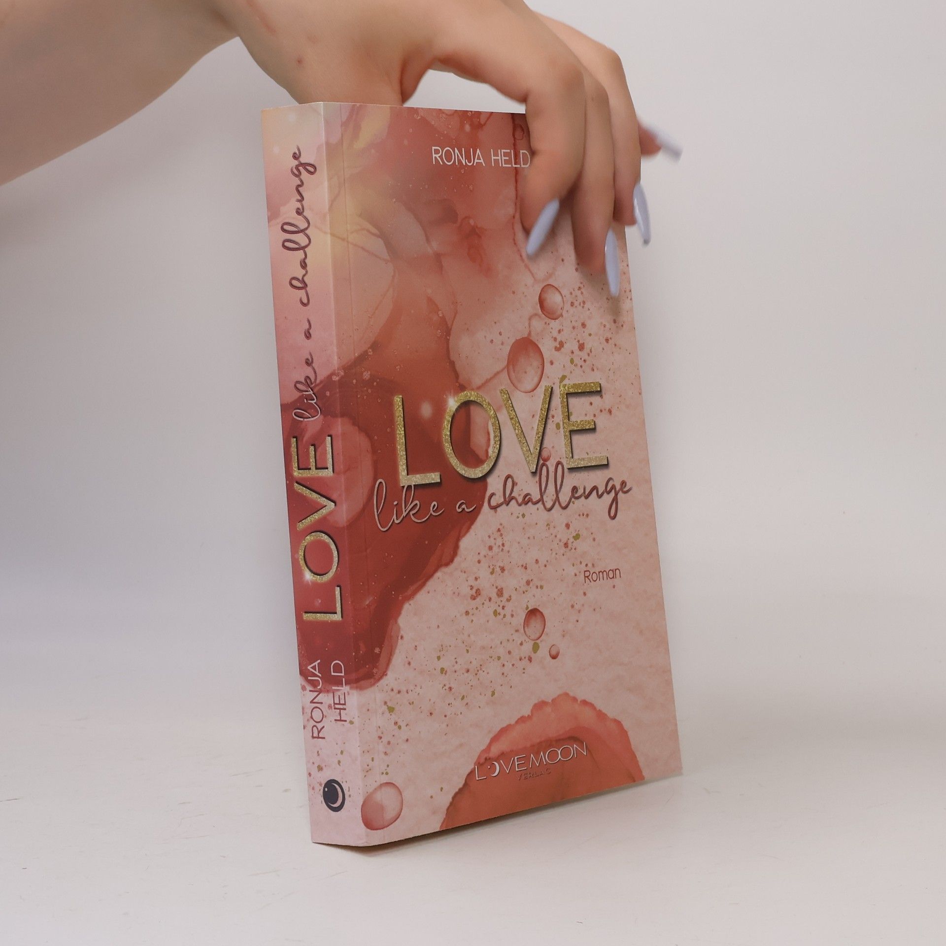 Held Ronja Love like a Challenge
