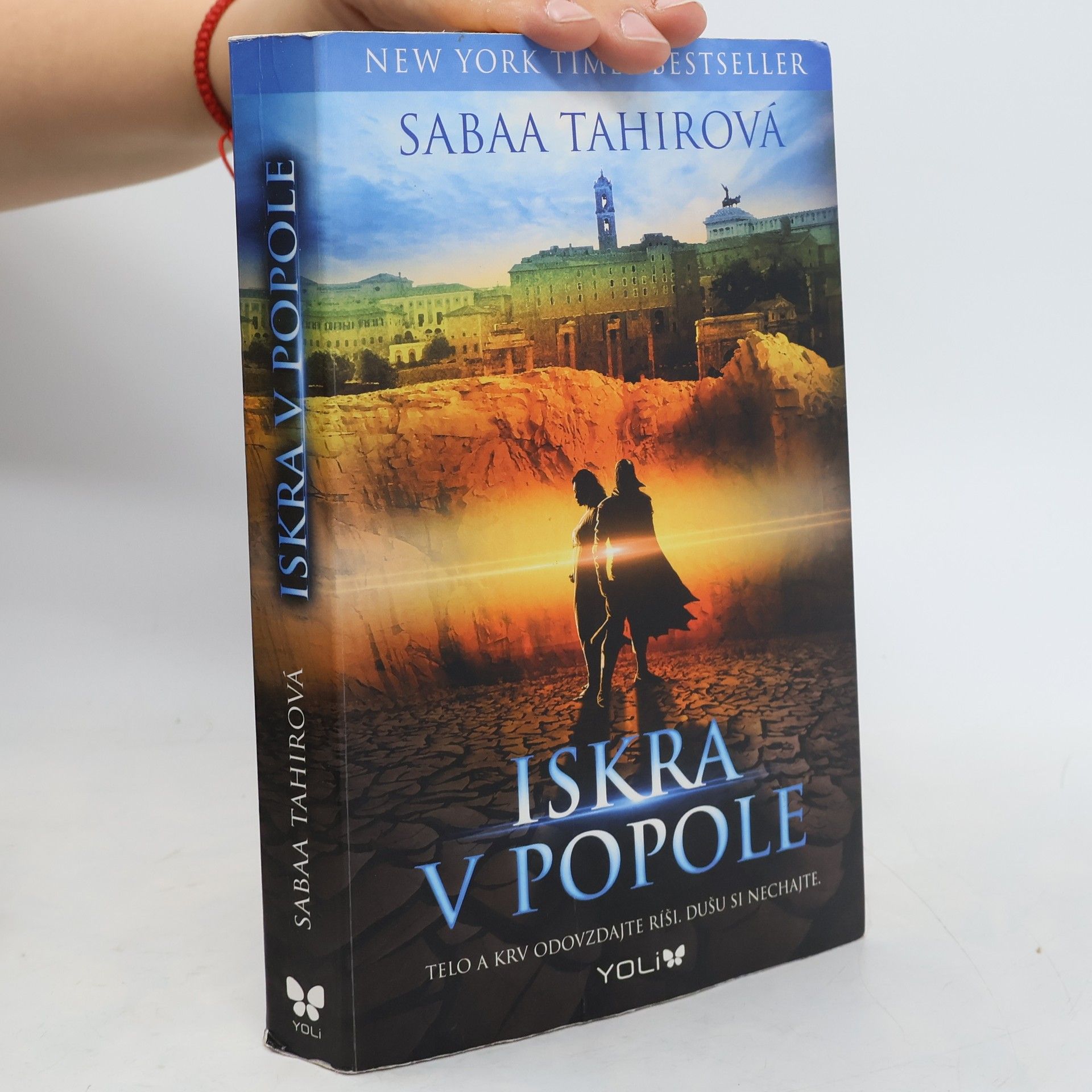 Sabaa Tahir Iskra v popole