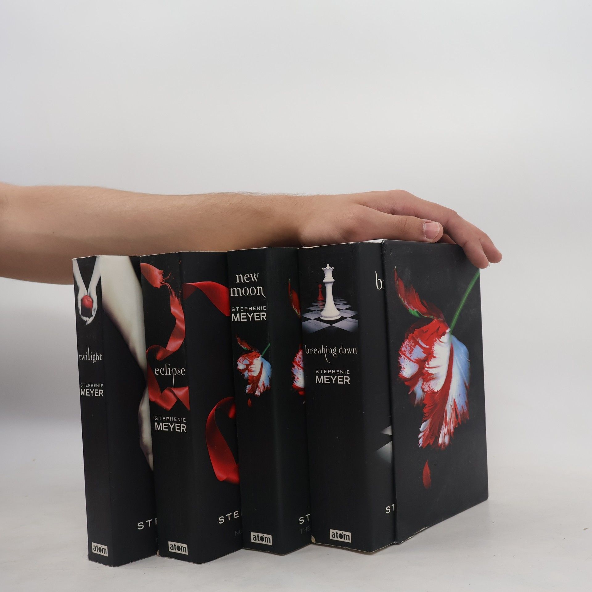 Stephenie Meyer Twilight Saga Box: Twilight. New Moon. Eclipse. Breaking Dawn.
