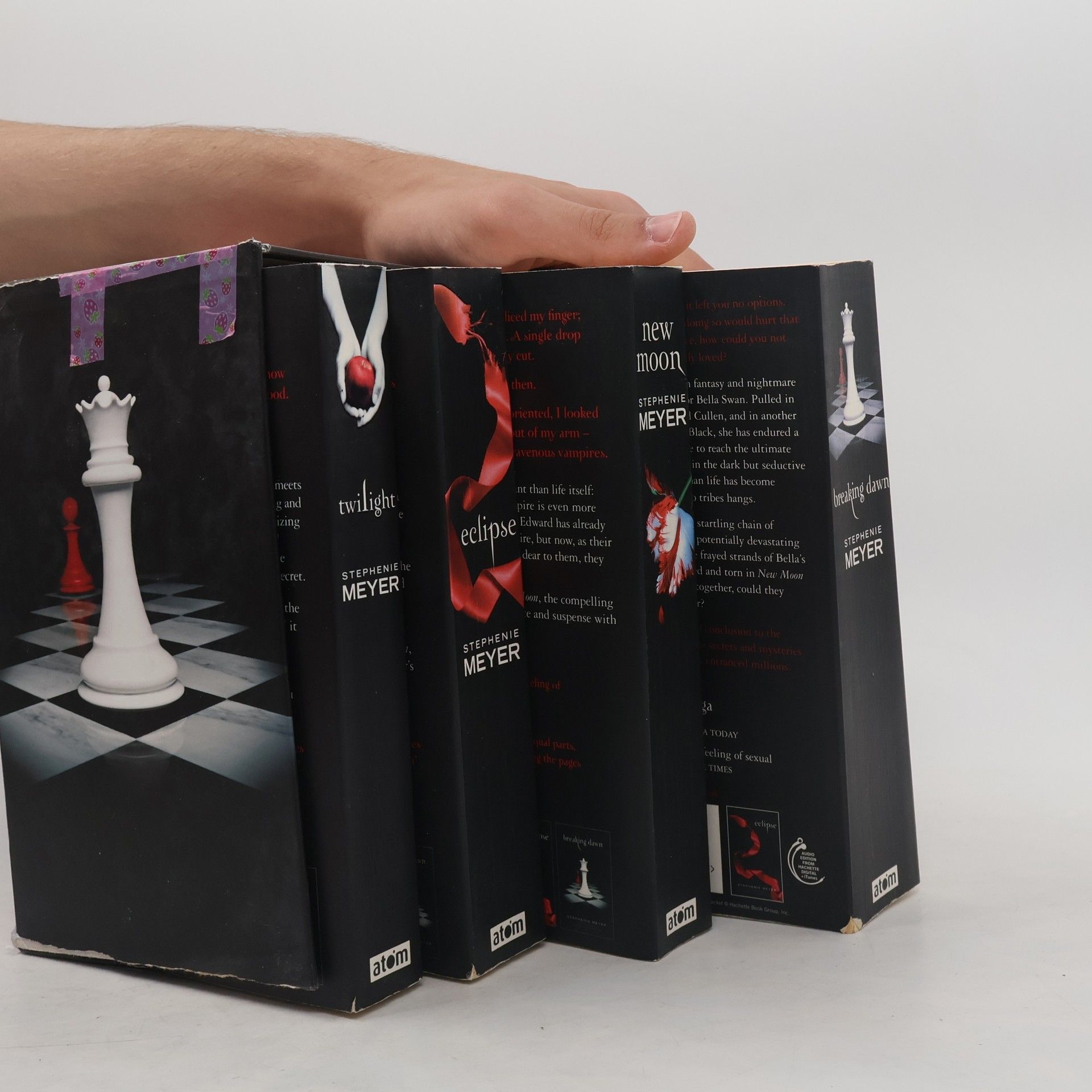 Stephenie Meyer Twilight Saga Box: Twilight. New Moon. Eclipse. Breaking Dawn.