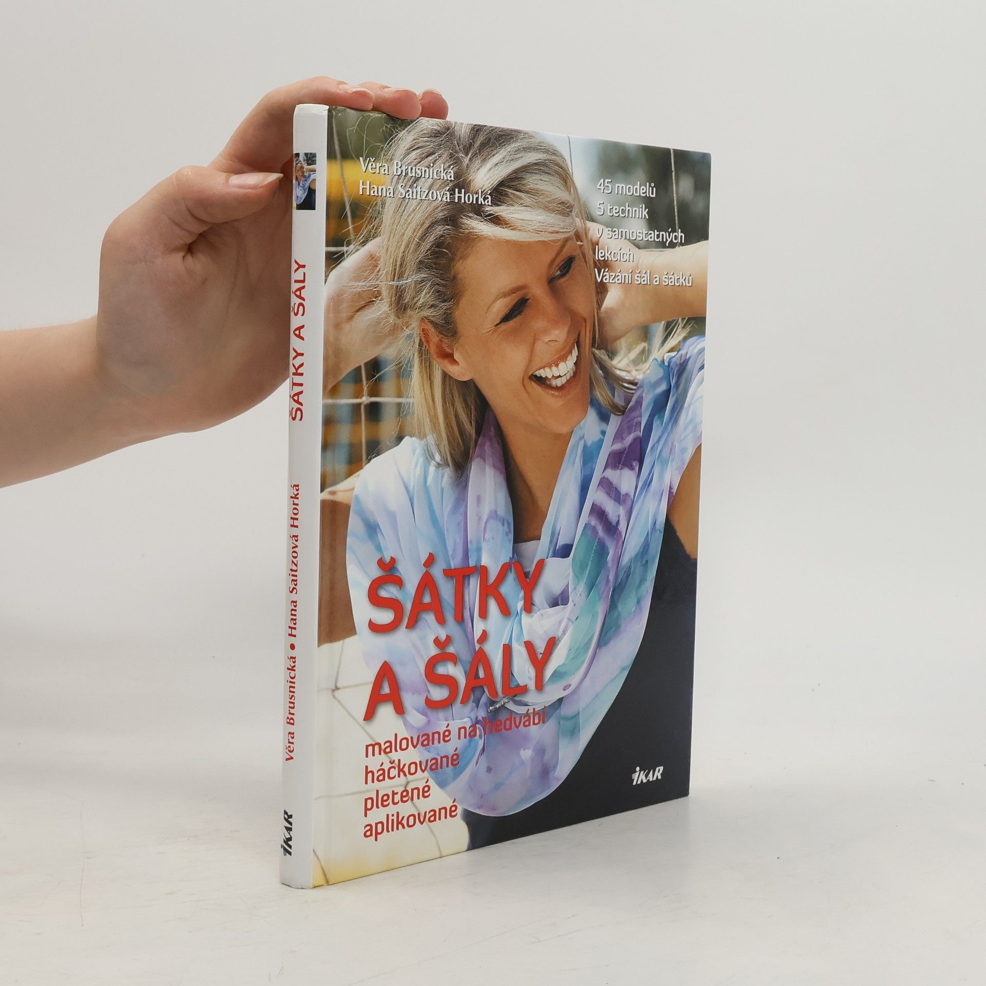 Hana Saitzová Horká Šátky a šály malované na hedvábí, háčkované, pletené, aplikované