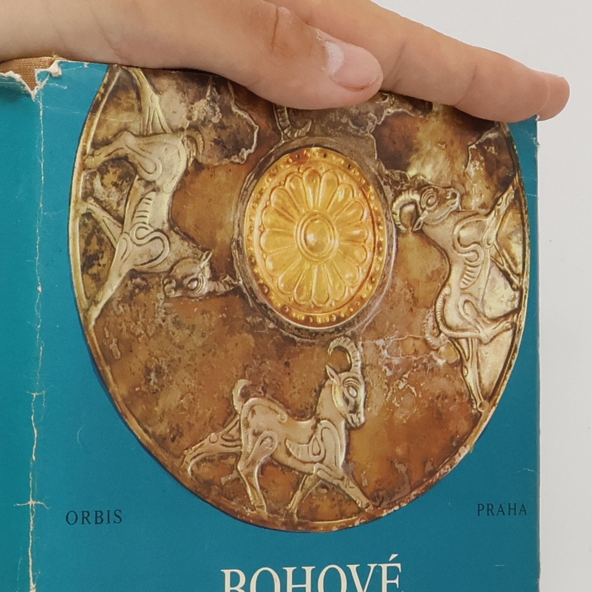 Bohové, hroby a učenci