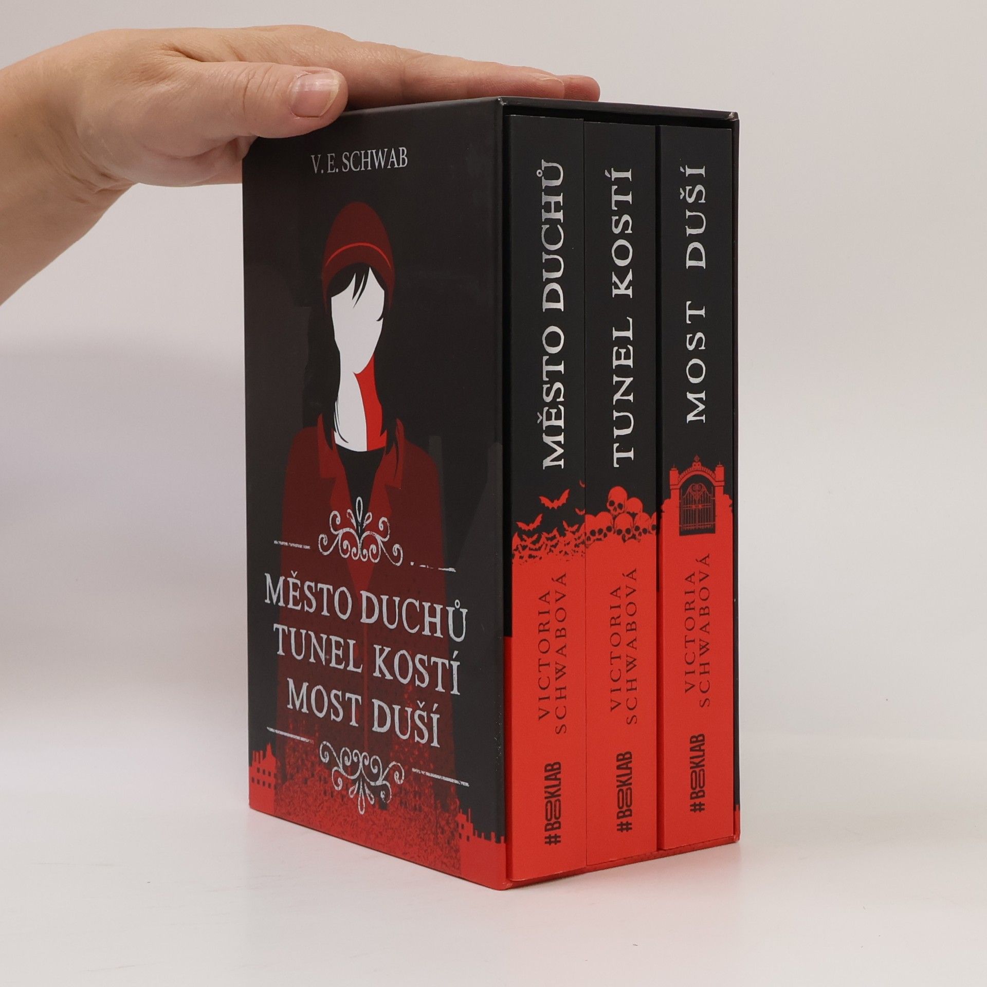 Victoria Schwab Město duchů; Tunel kostí; Most Duší
