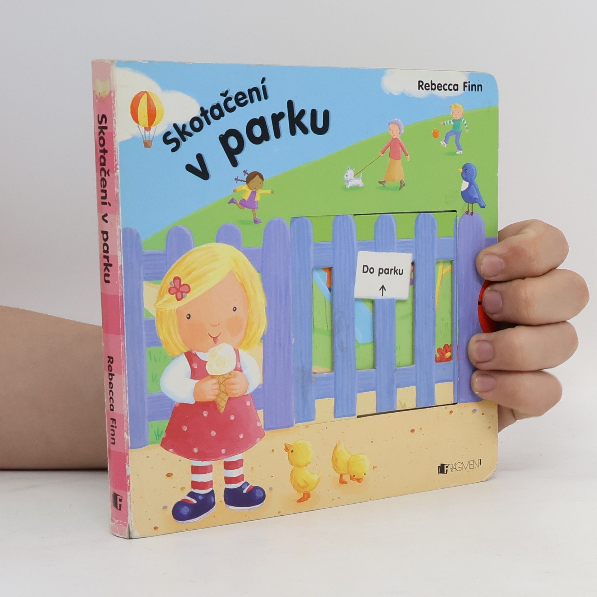 Rebecca Finn Skotačení v parku