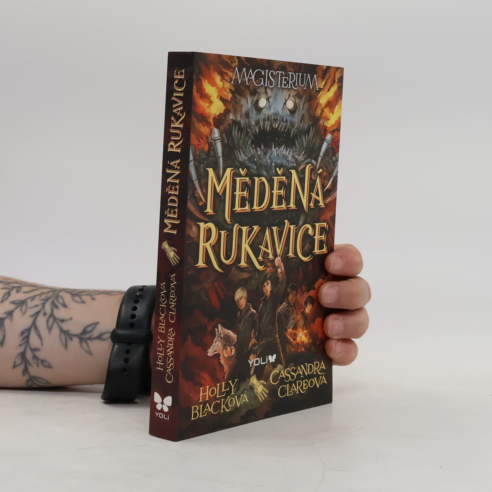 Holly Black Magisterium. Měděná rukavice.