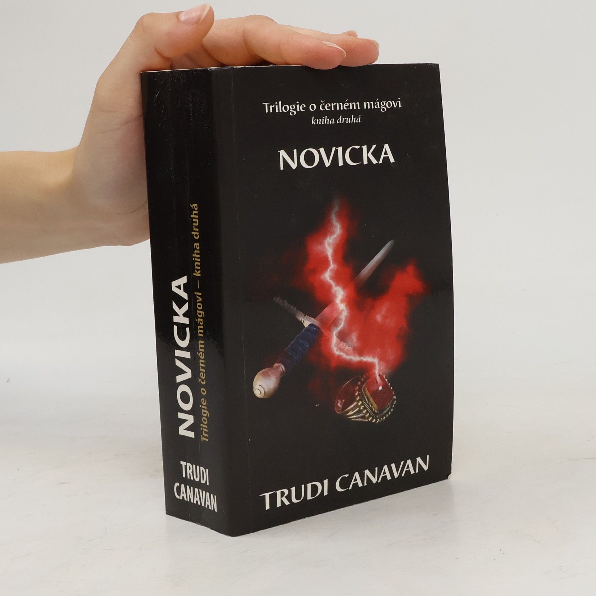 Trudi Canavan Novicka