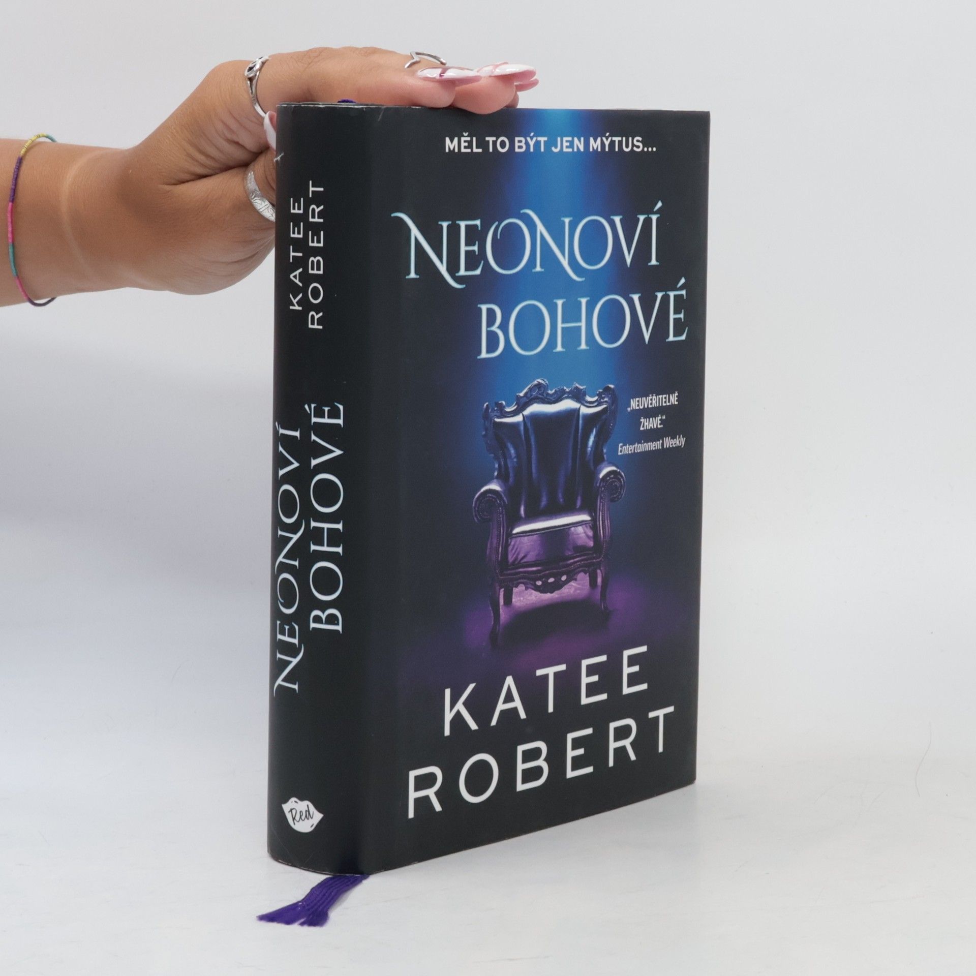 Katee Robert Neonoví bohové