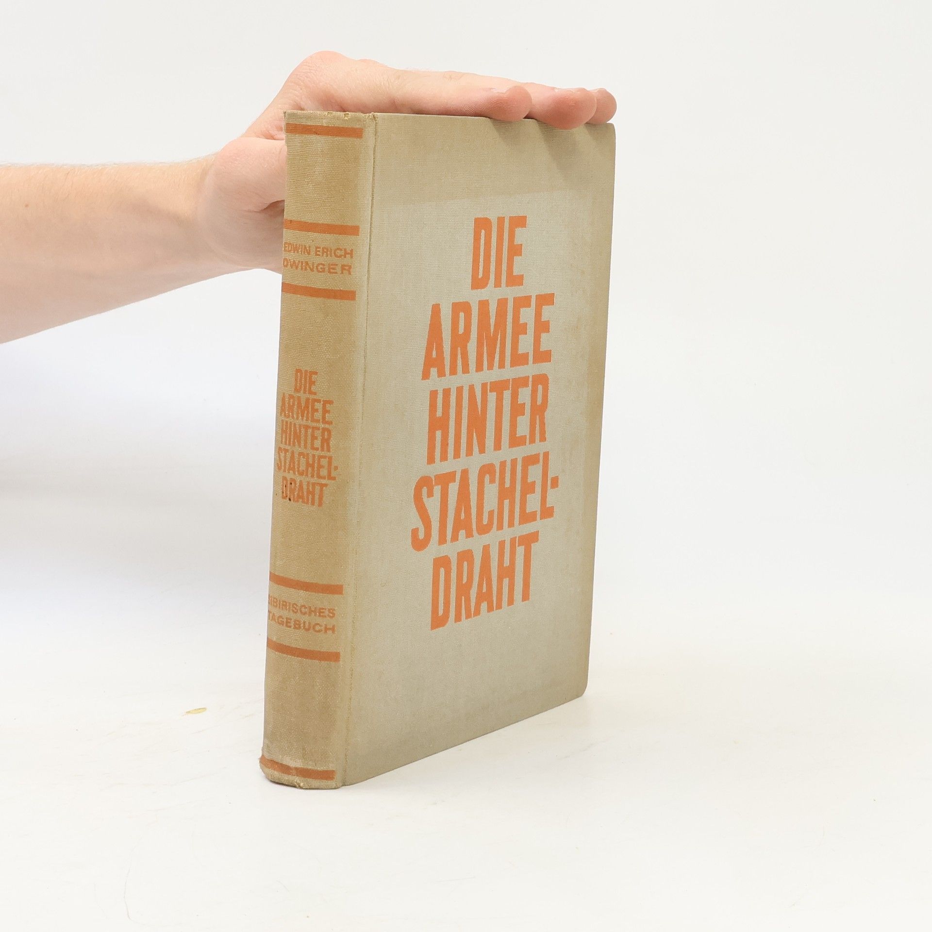 Die Armee hinter Stacheldraht