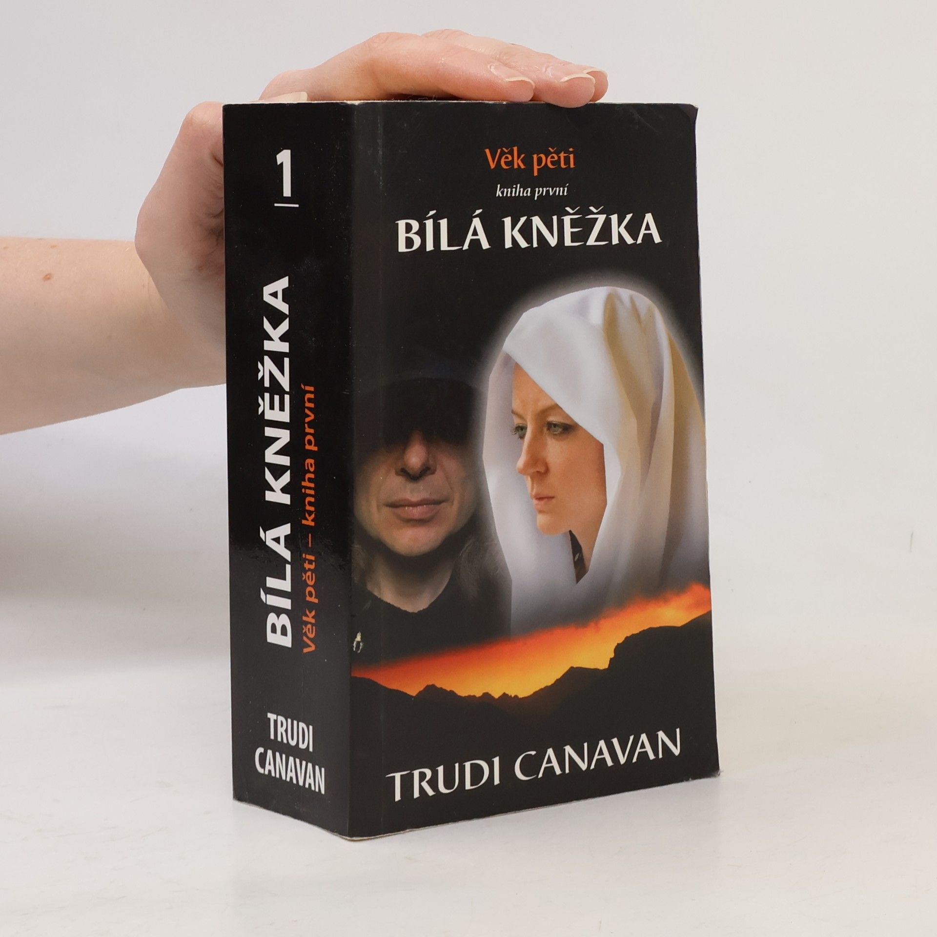 Trudi Canavan Bílá kněžka