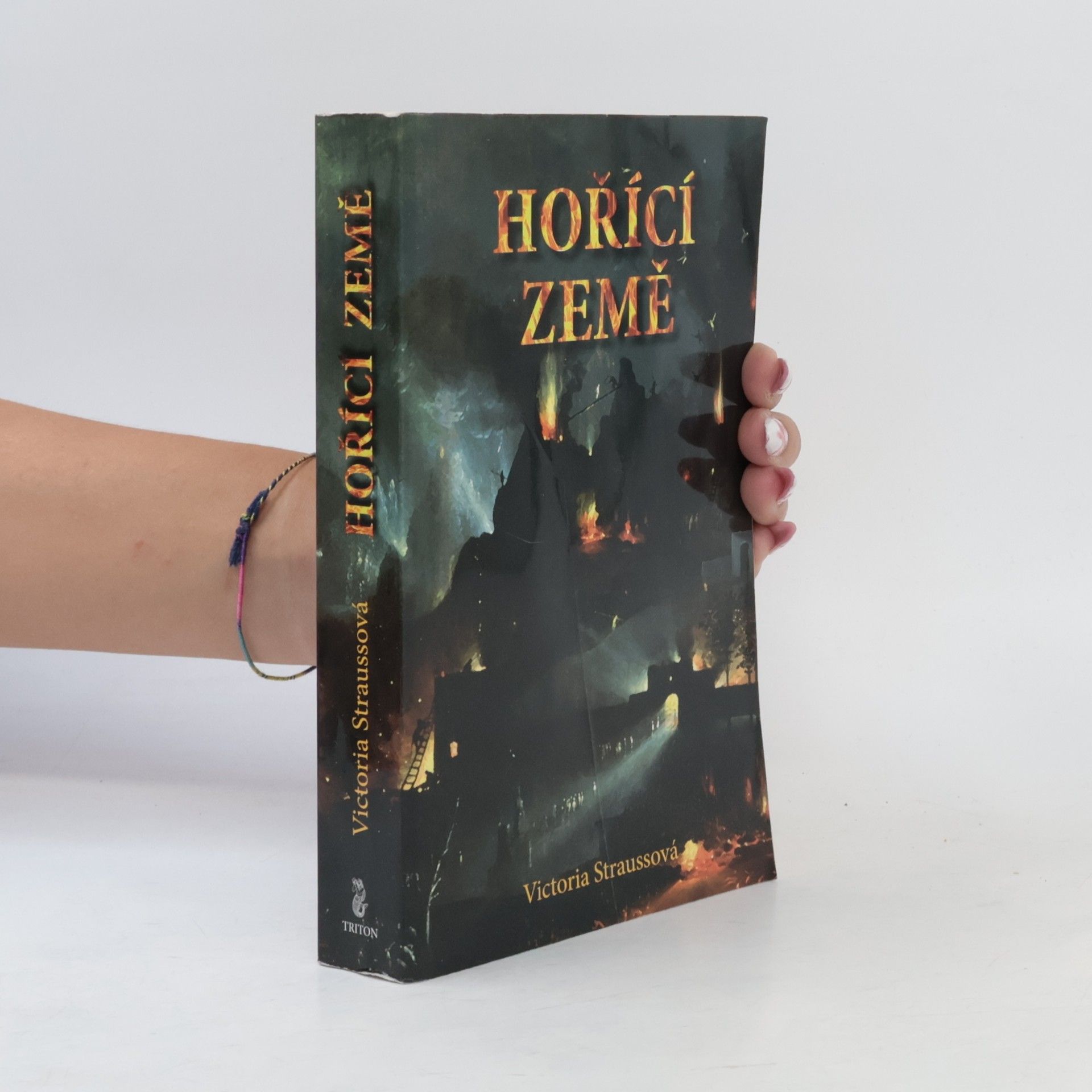 Hořící země : cesta Áratova. kniha první