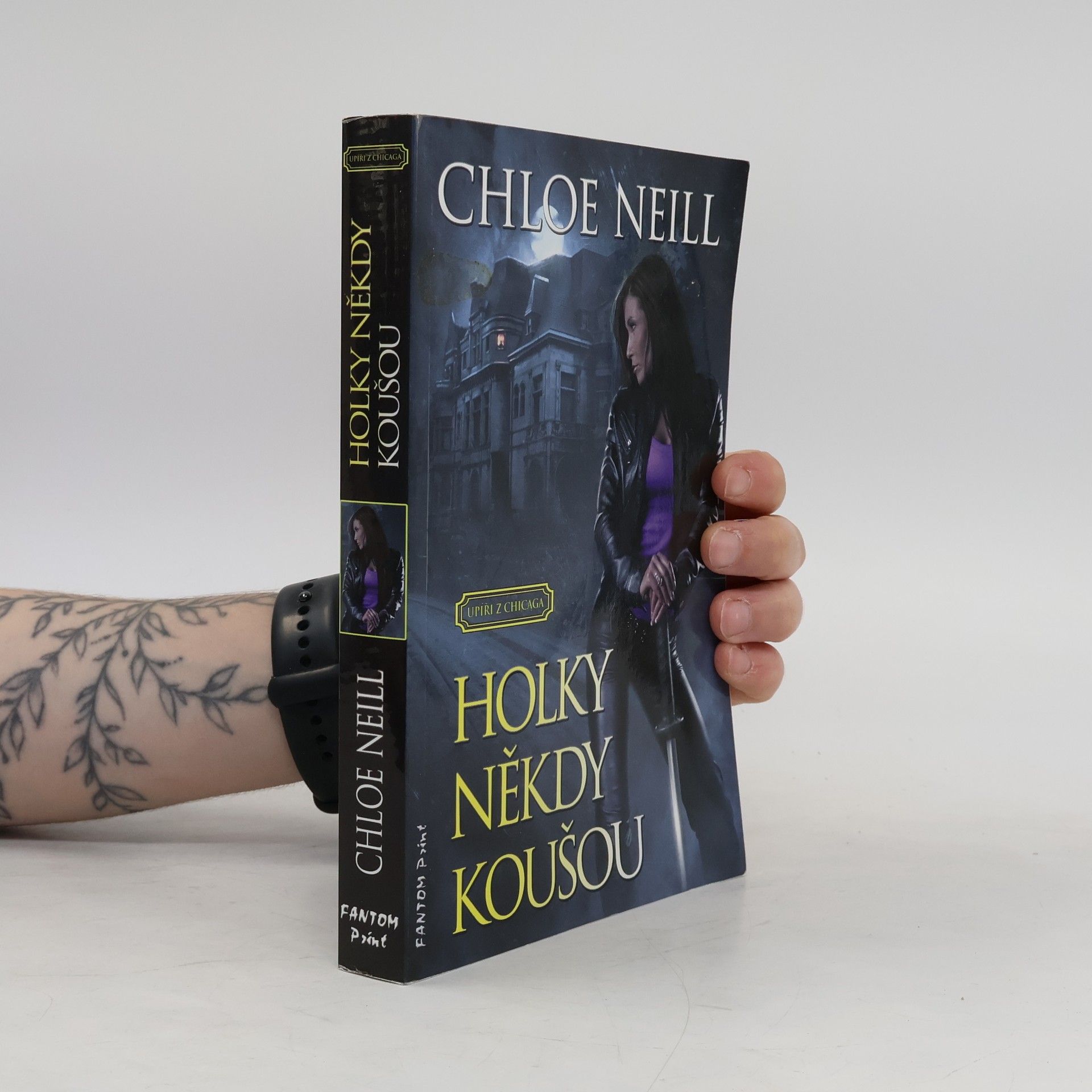 Chloe Neill Holky někdy koušou
