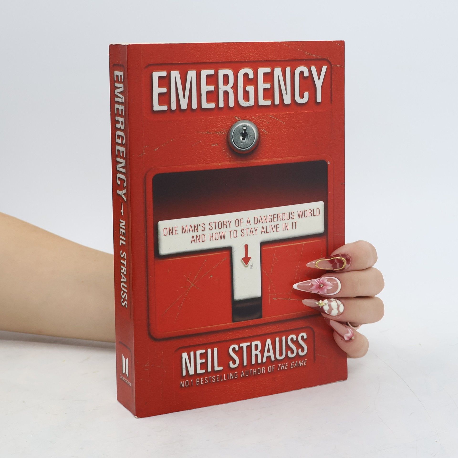 Neil Strauss Emergency : one man's story of a dangerous world, and how to stay alive in it