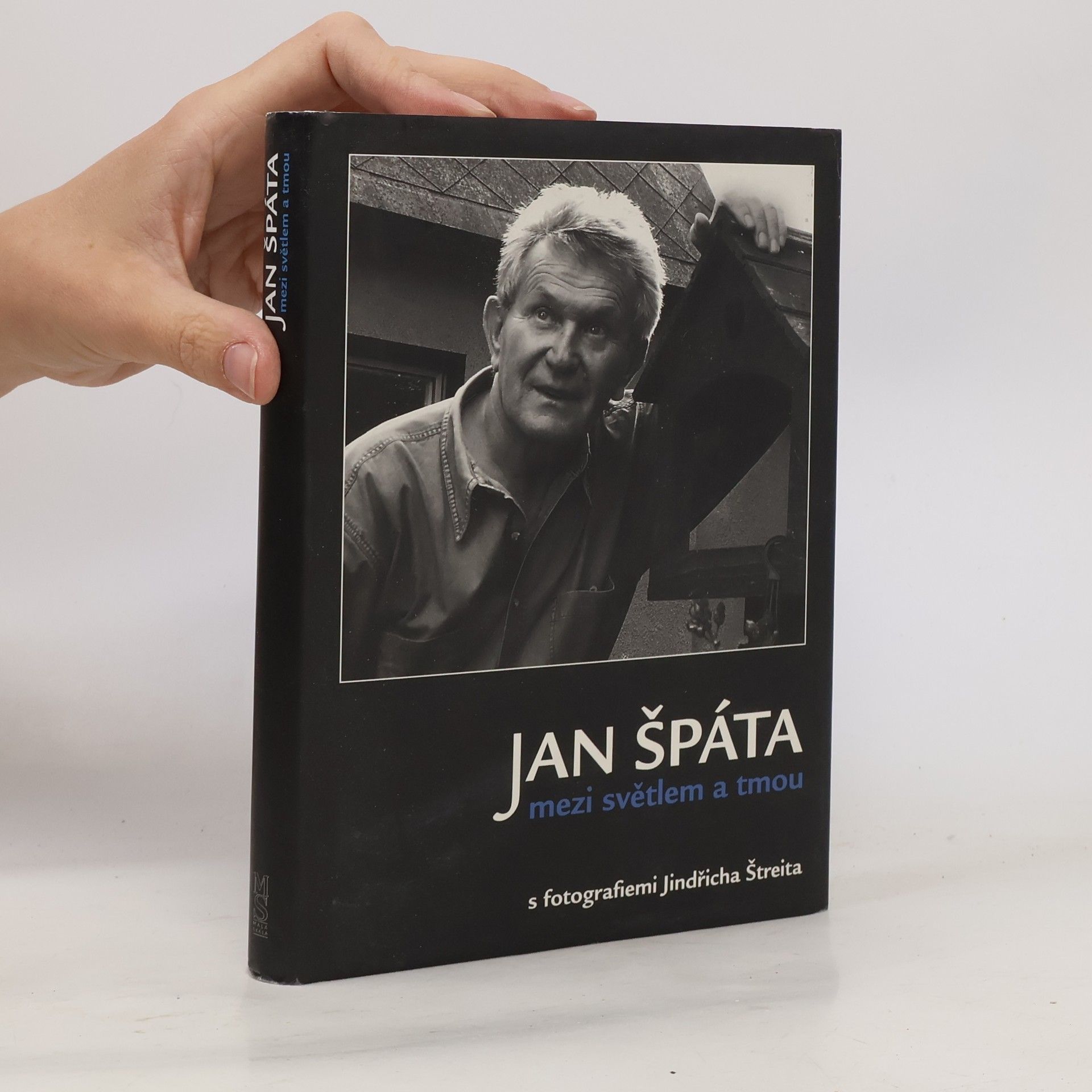 Jan Špáta Jan Špáta mezi světlem a tmou: Sloupky a fejetony s fotografiemi Jindřicha Štreita