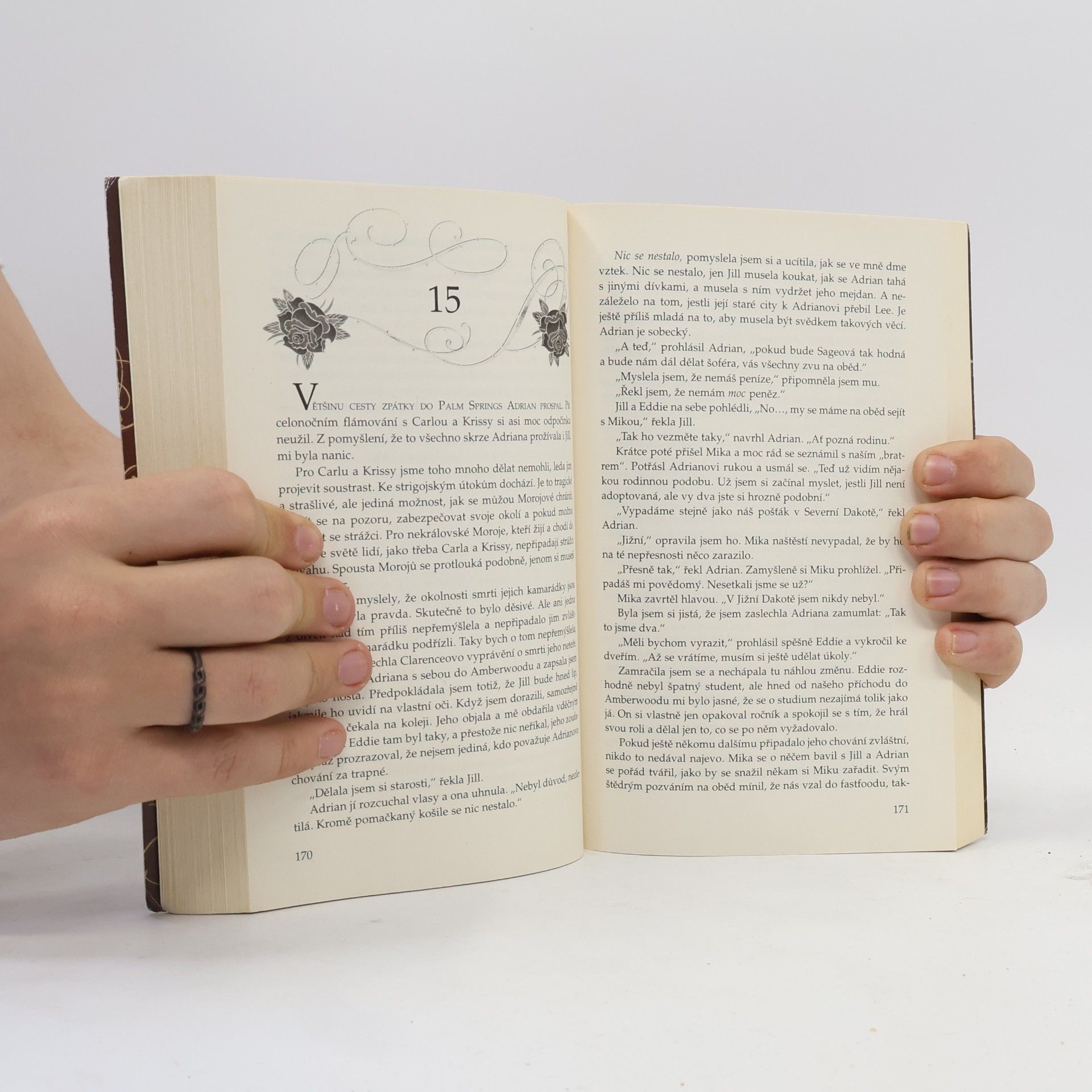 Richelle Mead Pokrevní pouta. 1. díl