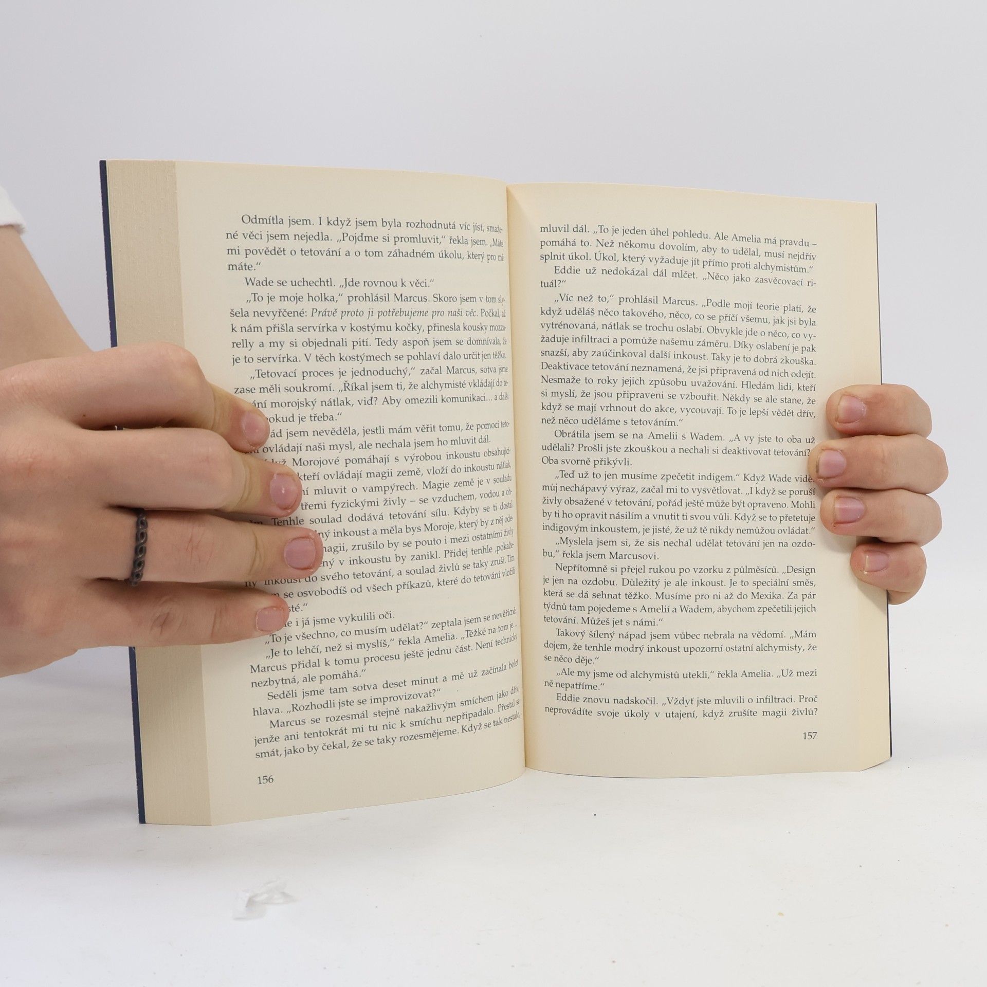 Richelle Mead Indigové kouzlo. Pokrevní pouta. 3. díl