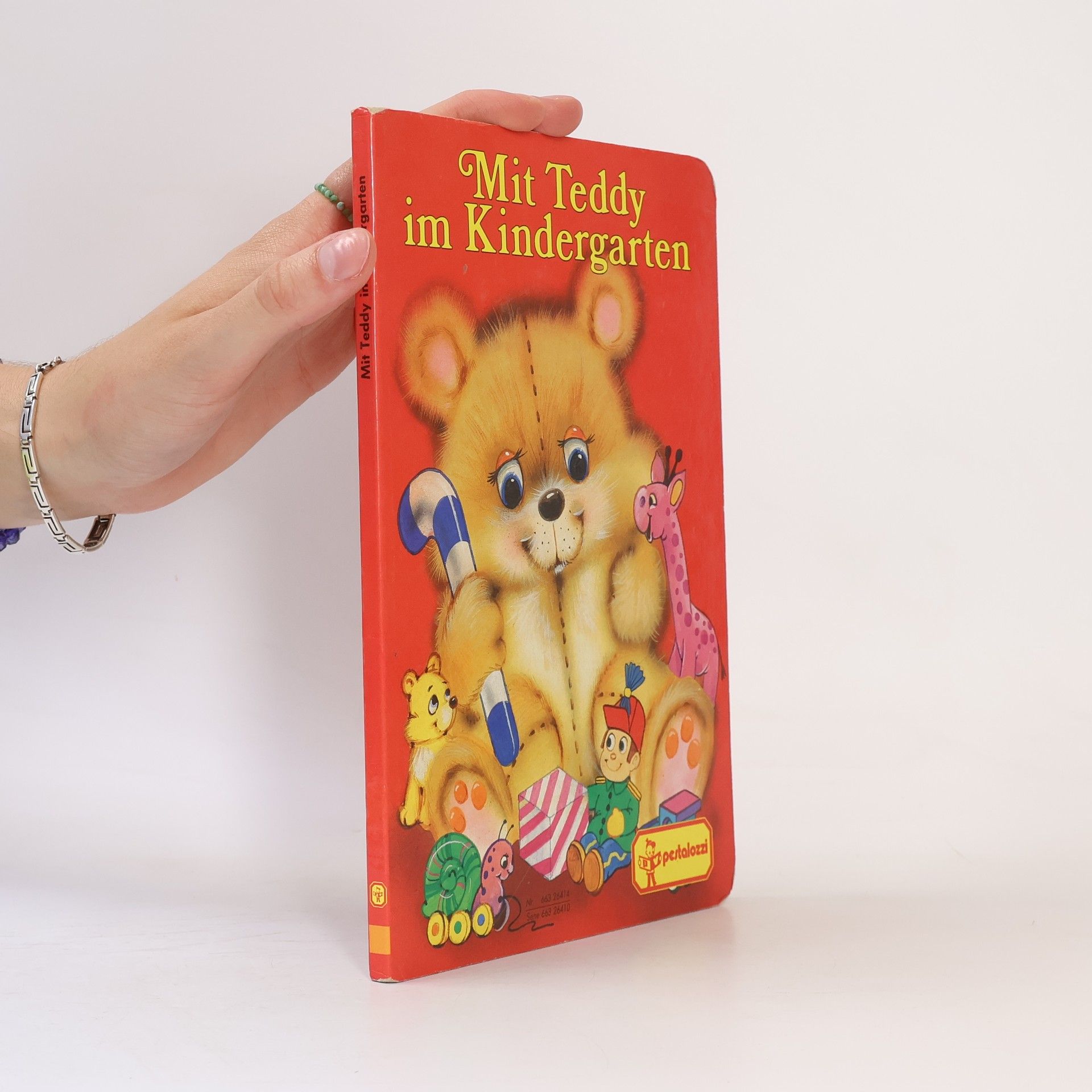 Dudley Moseley Mit Teddy im Kindergarten