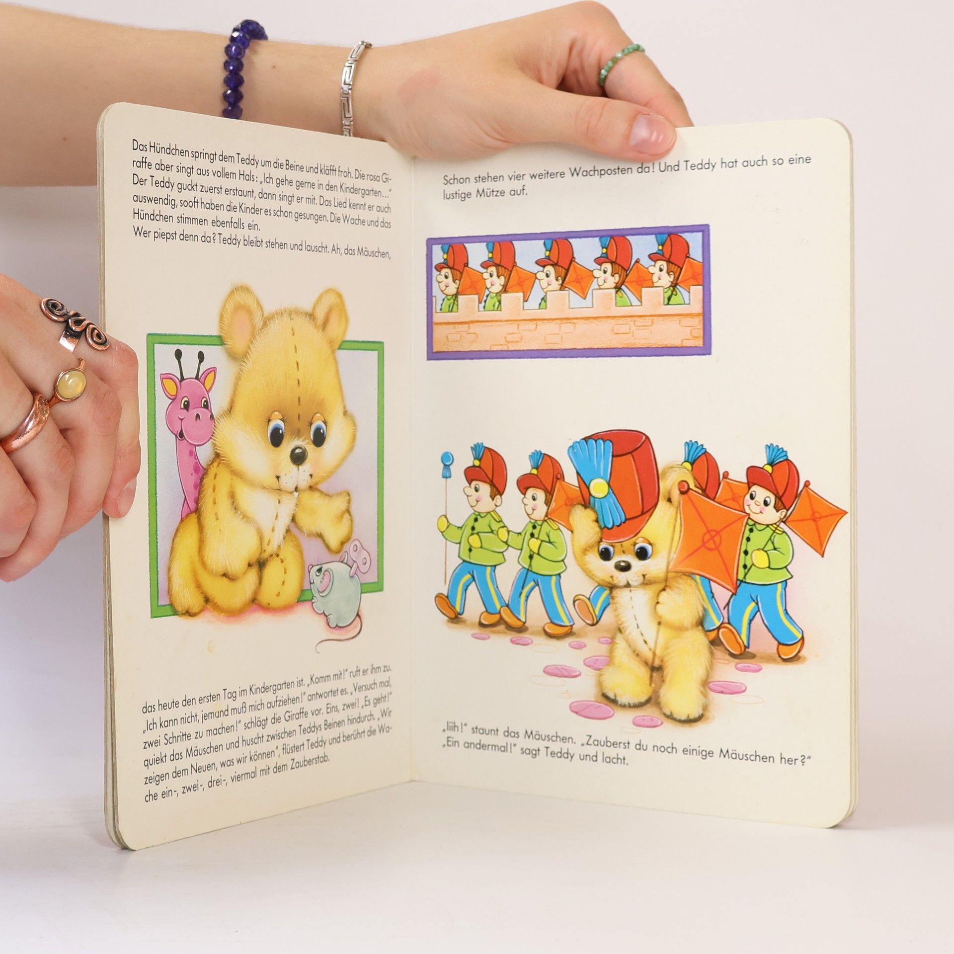 Dudley Moseley Mit Teddy im Kindergarten